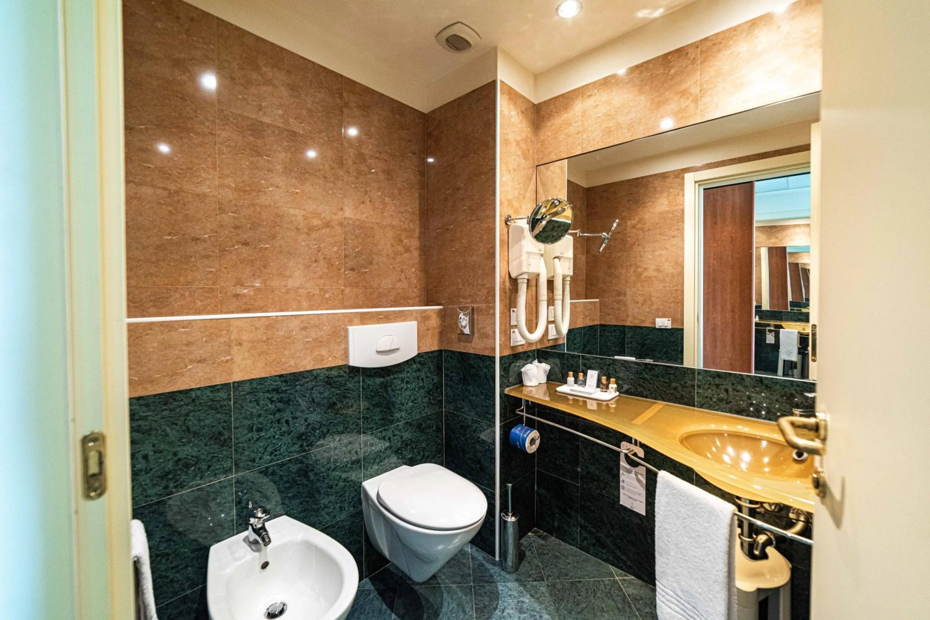 Bathroom in Phi Hotel Emilia