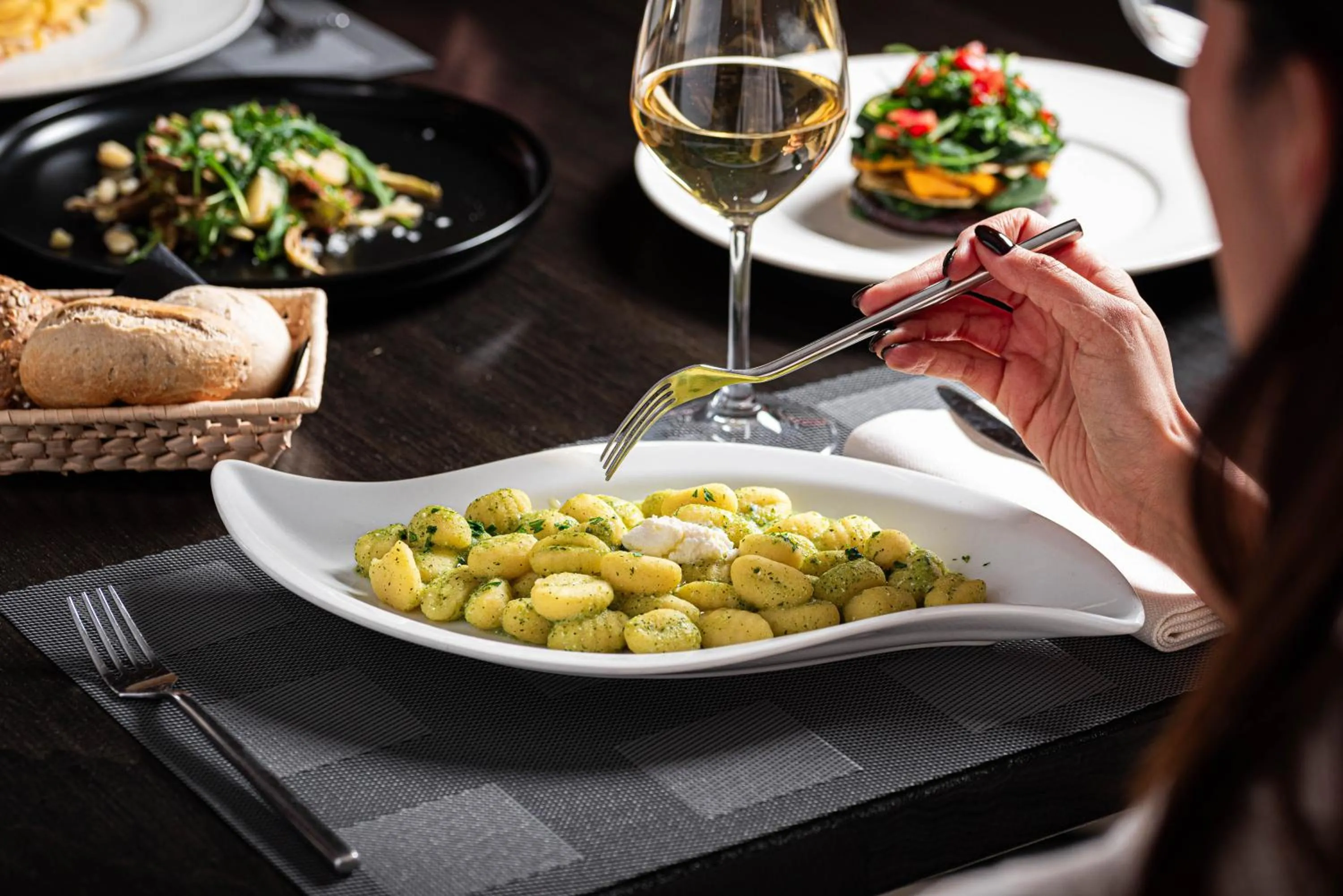 Restaurant/places to eat in Phi Hotel Emilia