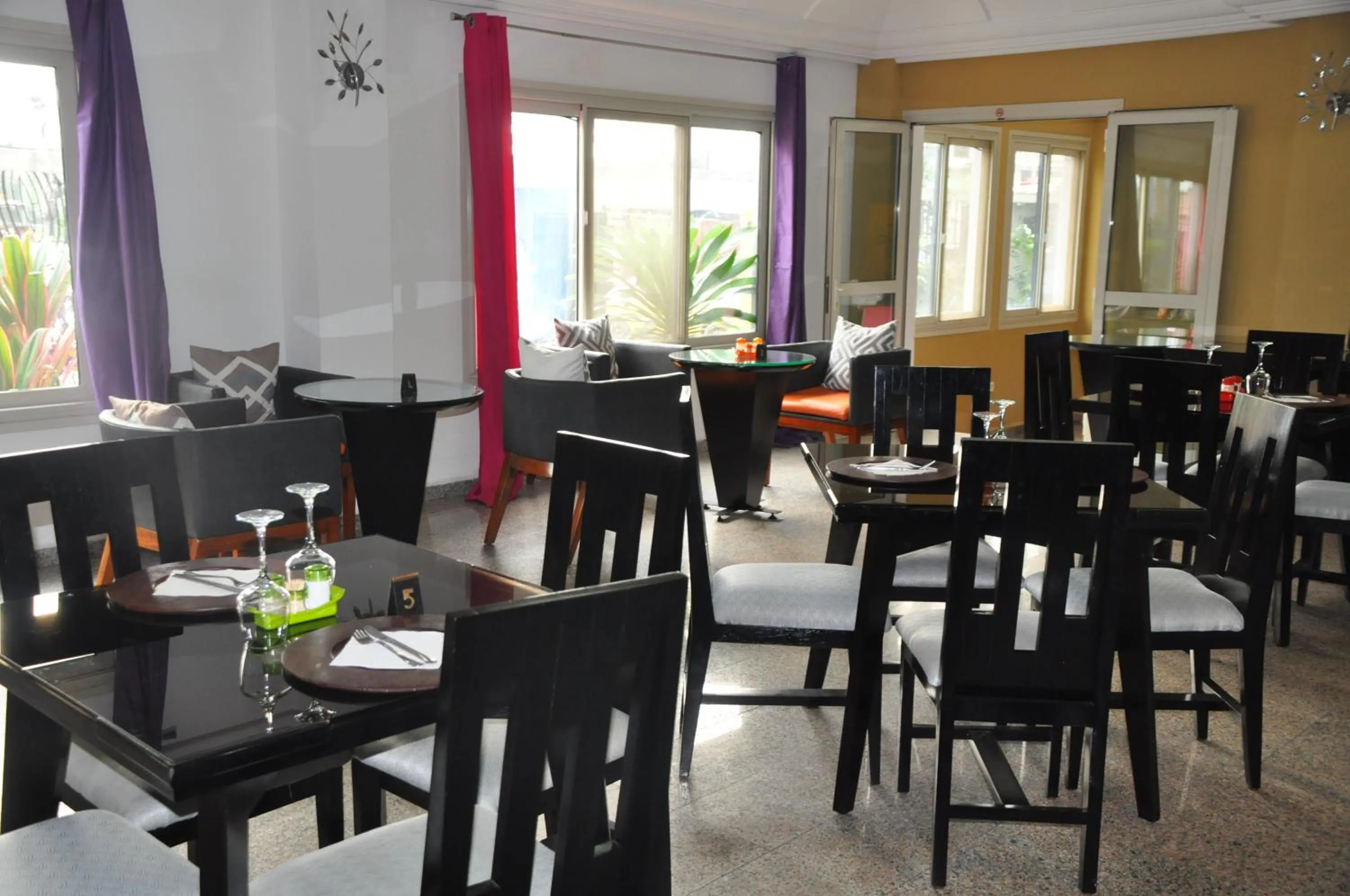 Restaurant/places to eat in Futuris Hotel