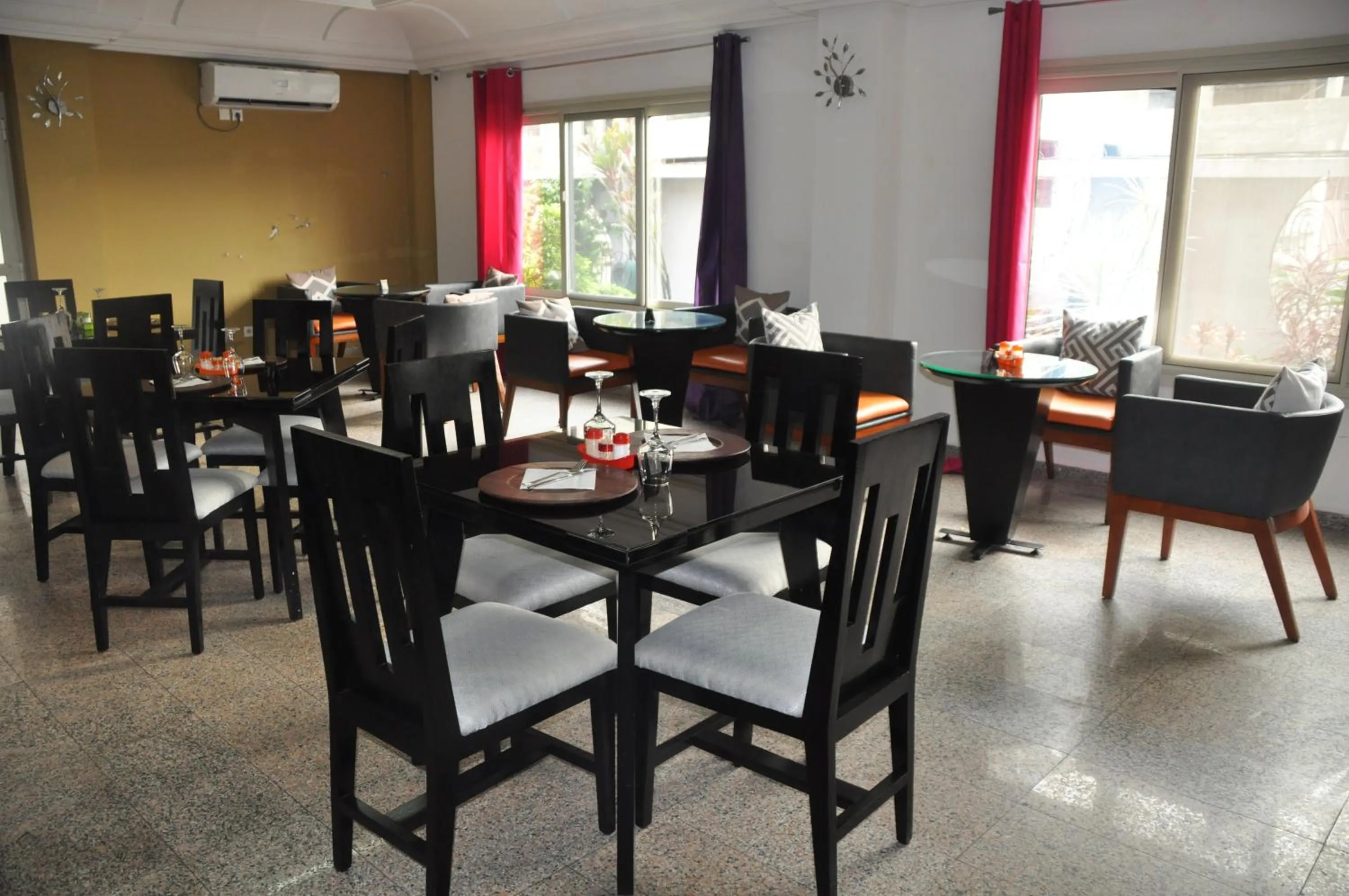 Restaurant/places to eat in Futuris Hotel