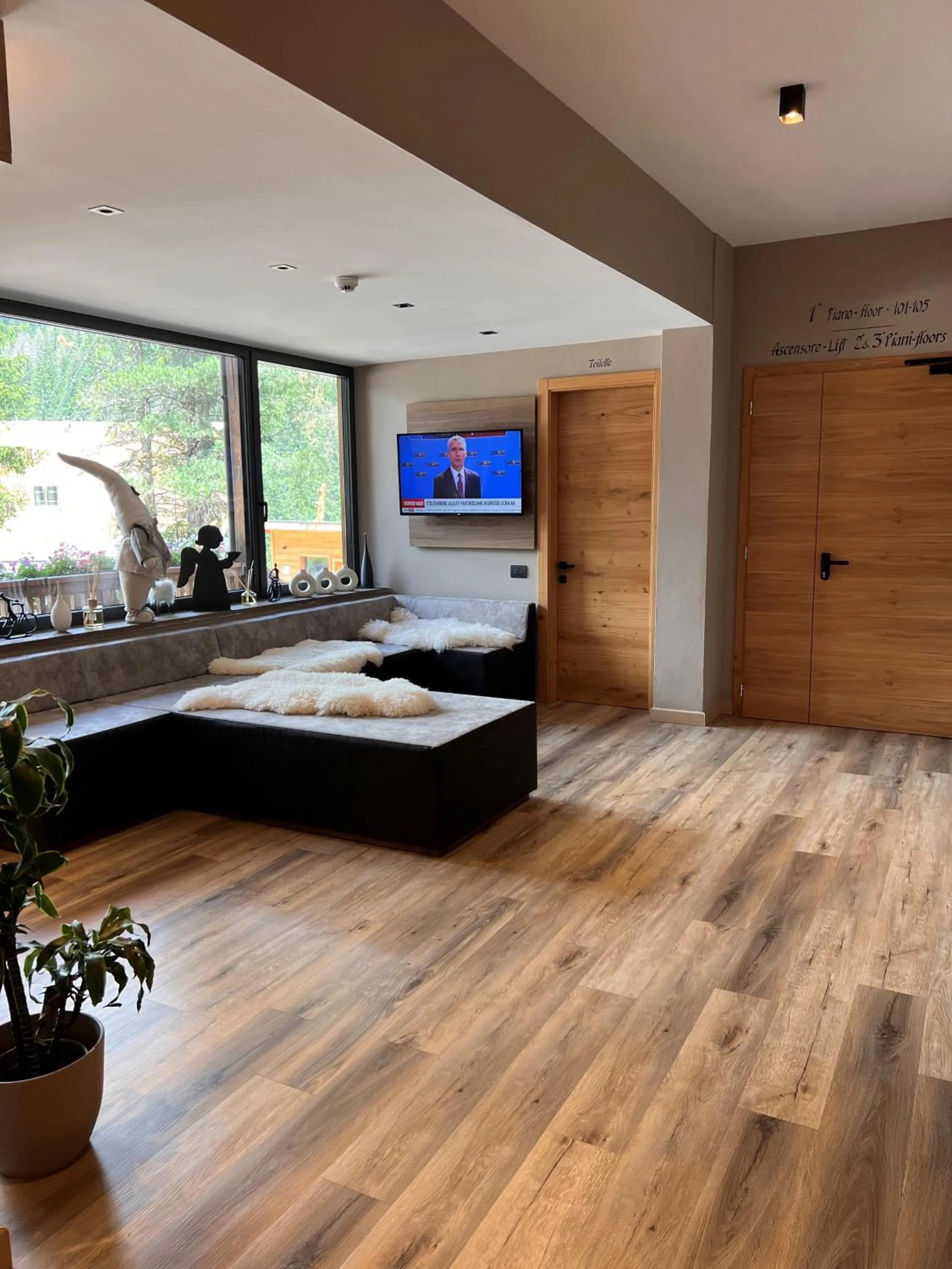 Communal lounge/ TV room in Chalet Queen