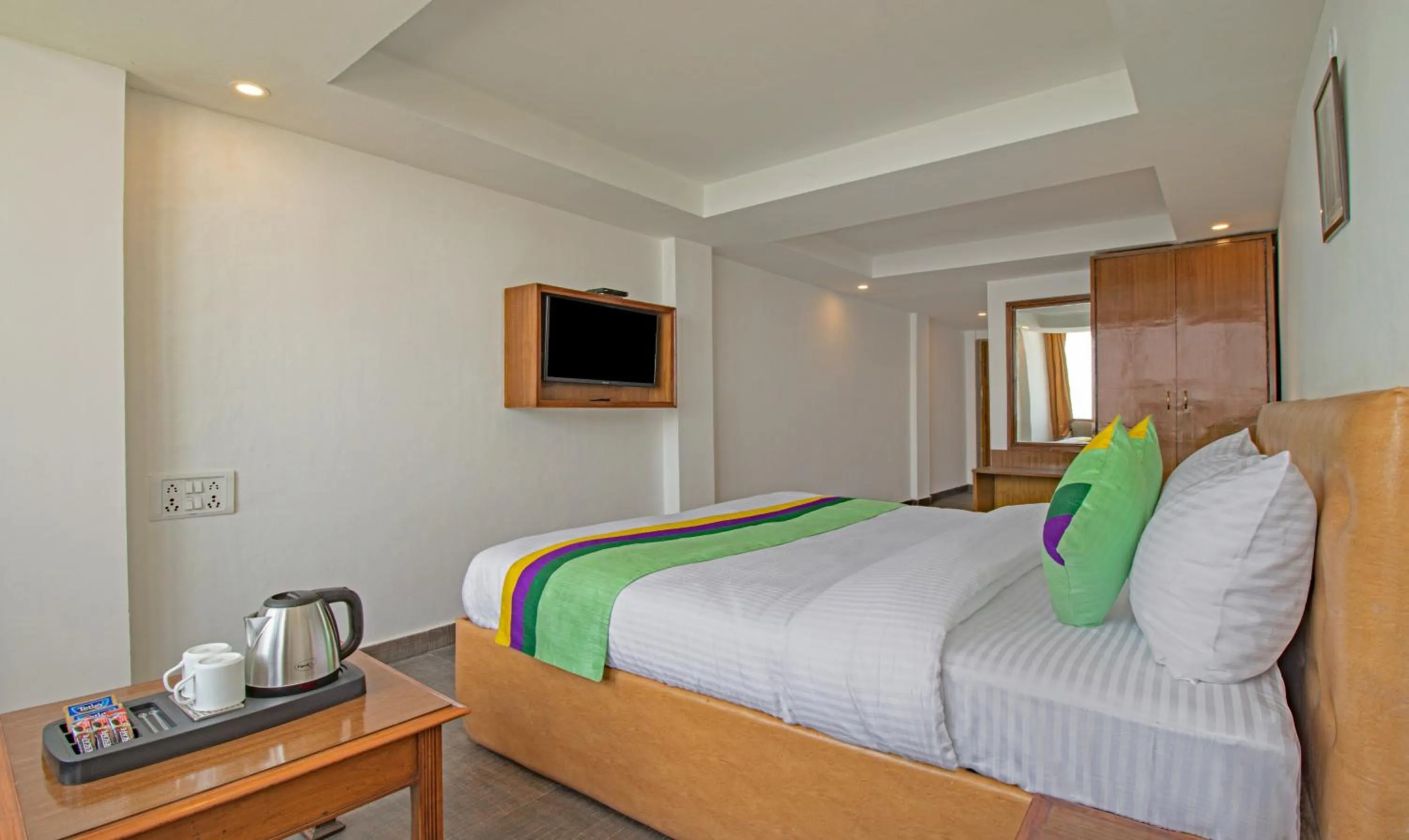 TV and multimedia, Bed in Treebo Raj Mall Road