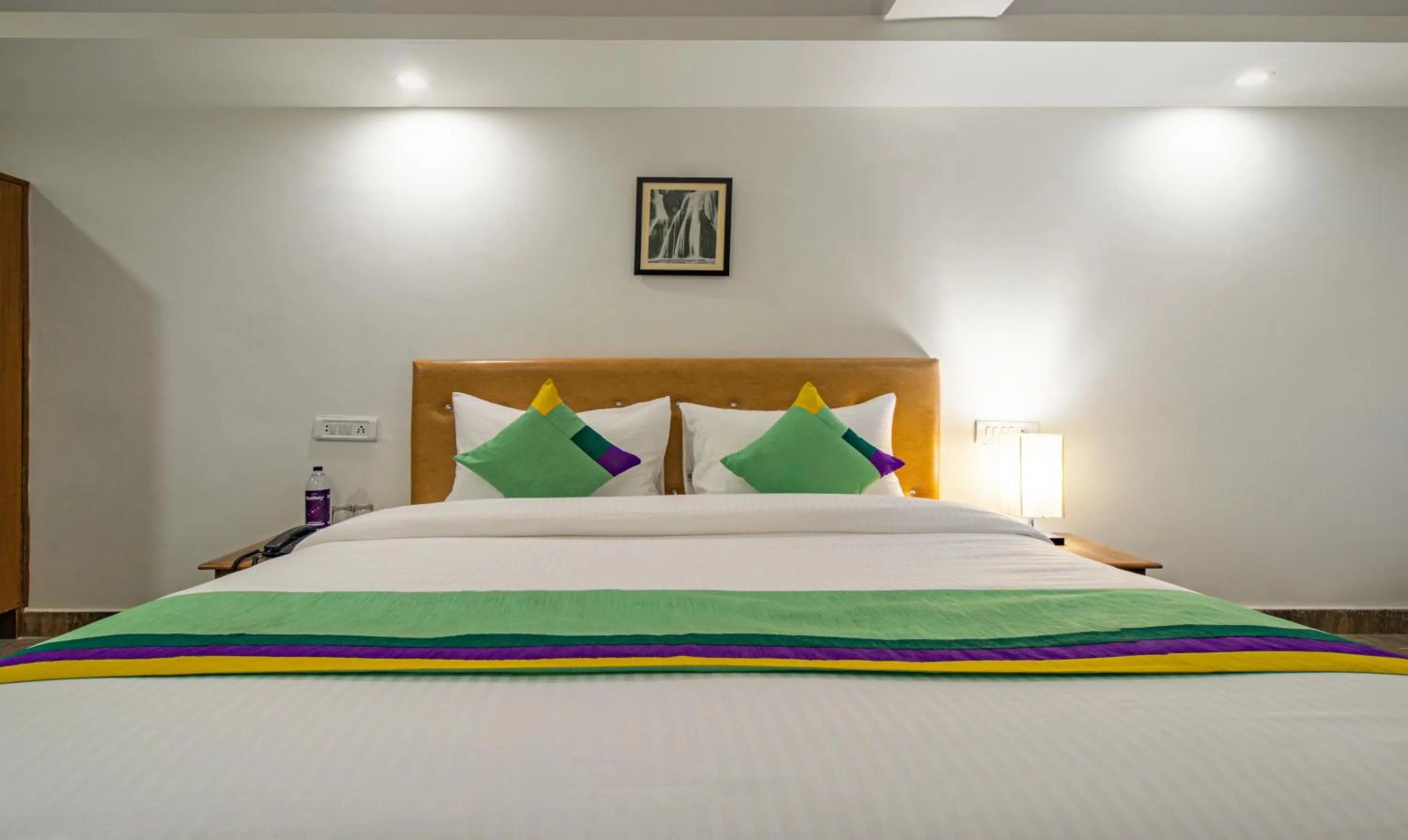 Bedroom, Bed in Treebo Raj Mall Road