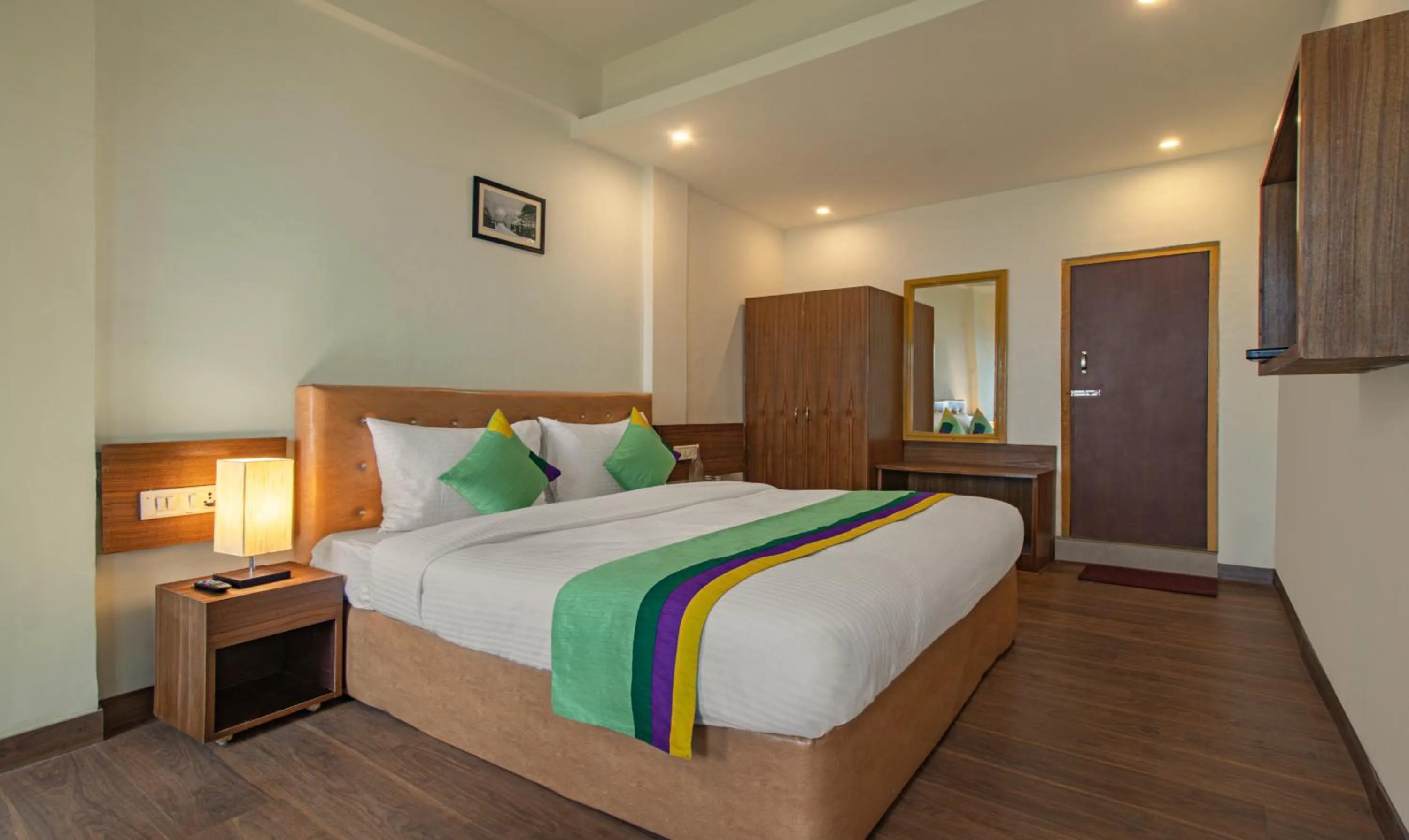 Bedroom, Bed in Treebo Raj Mall Road