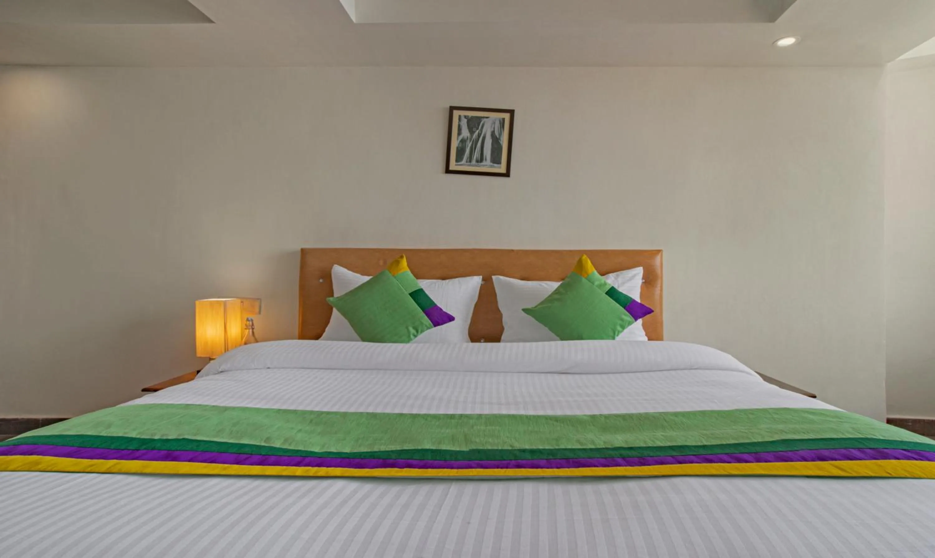 Bedroom, Bed in Treebo Raj Mall Road