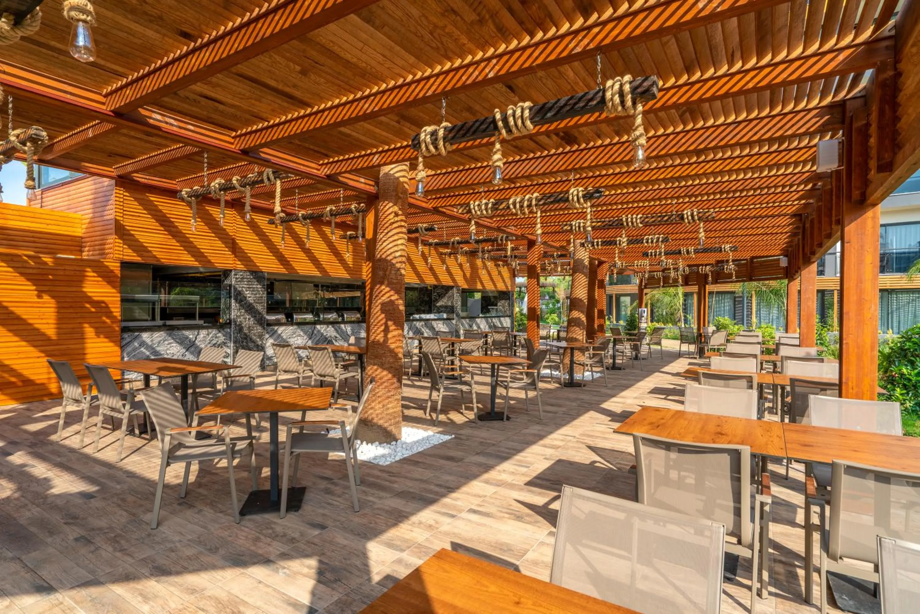 Restaurant/places to eat in Arnor De Luxe Hotel & Spa