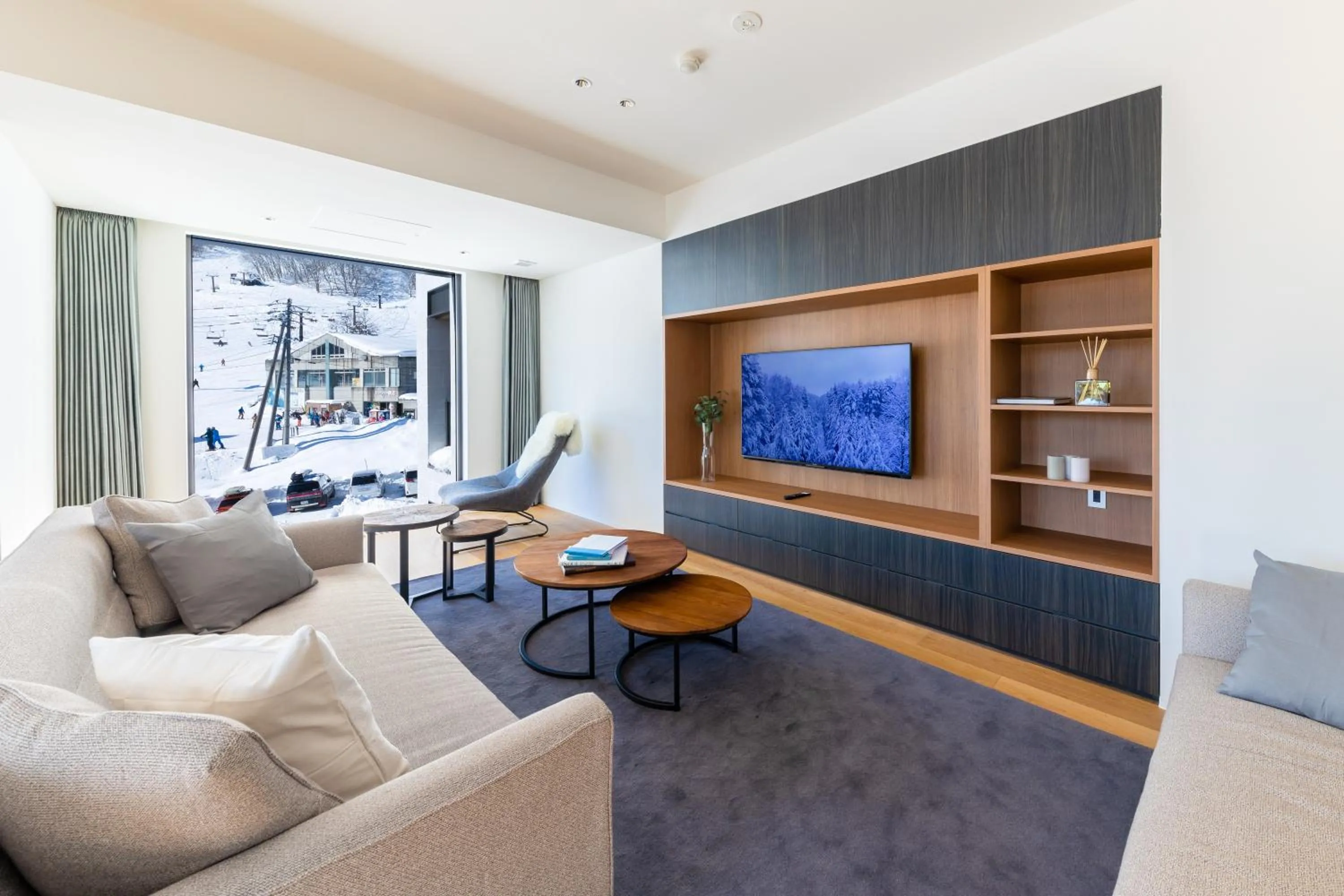 Living room in ROKA by HHG