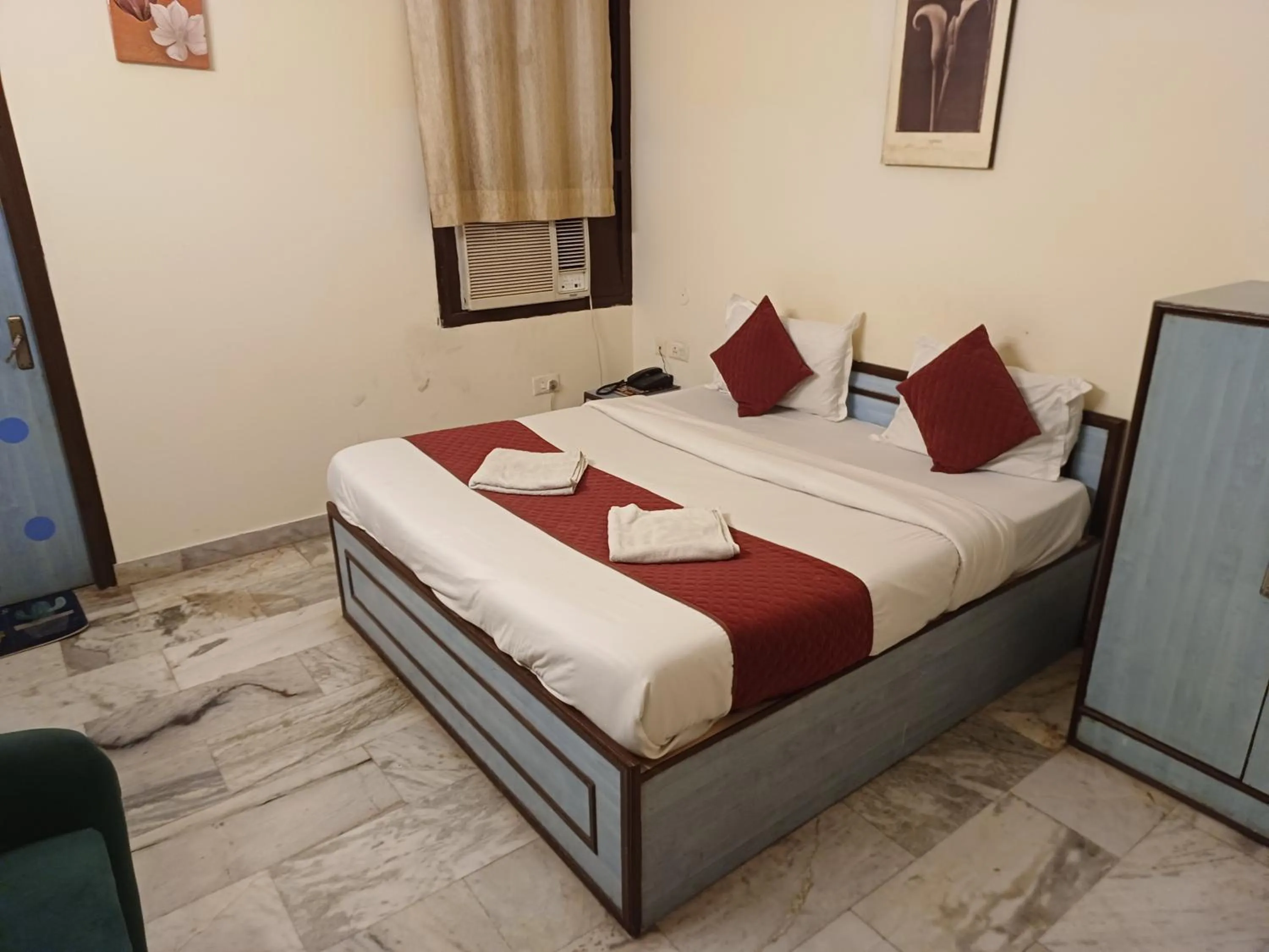 Bed in Hotel V inn Sindhi Camp