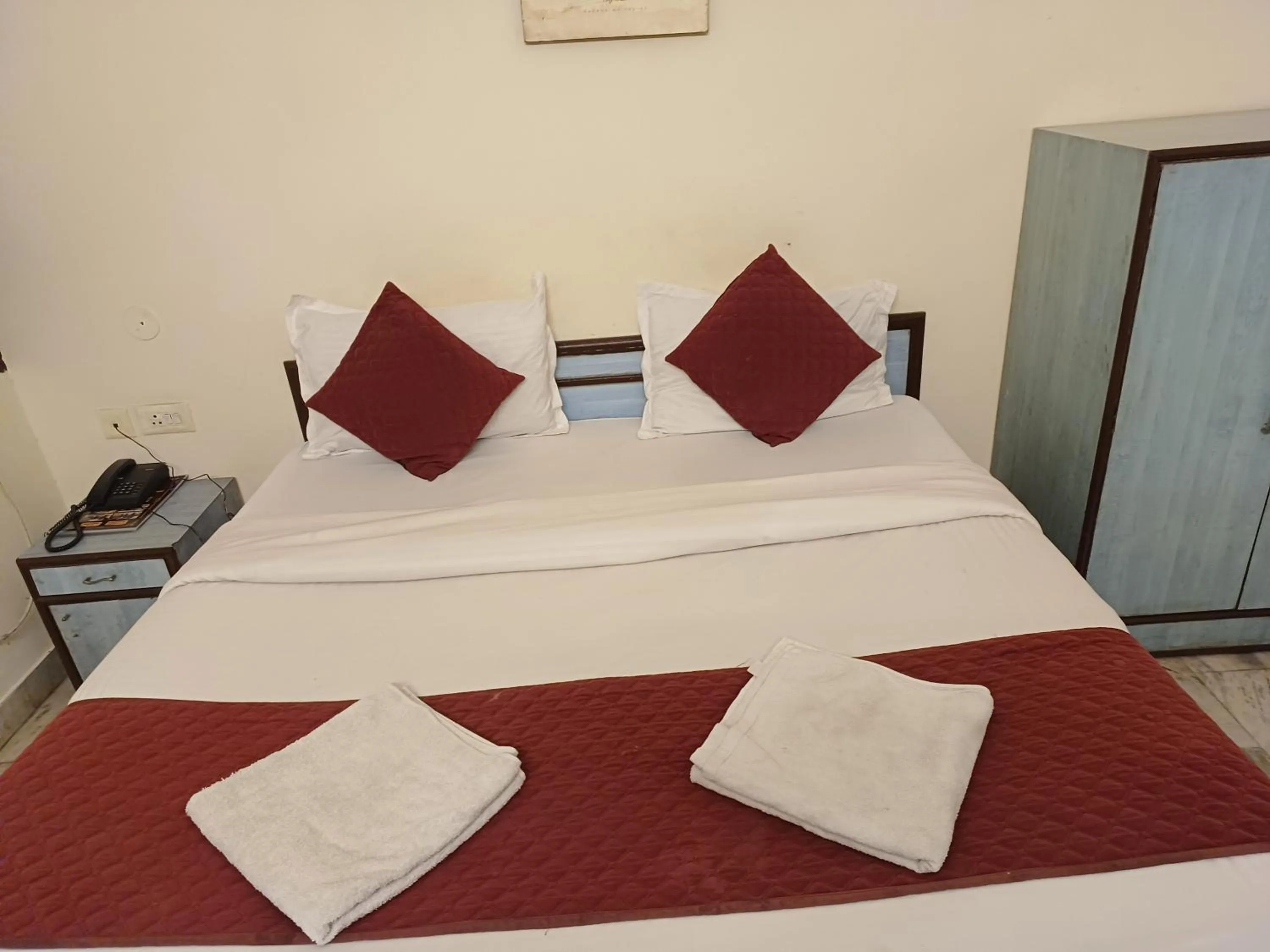 Bed in Hotel V inn Sindhi Camp