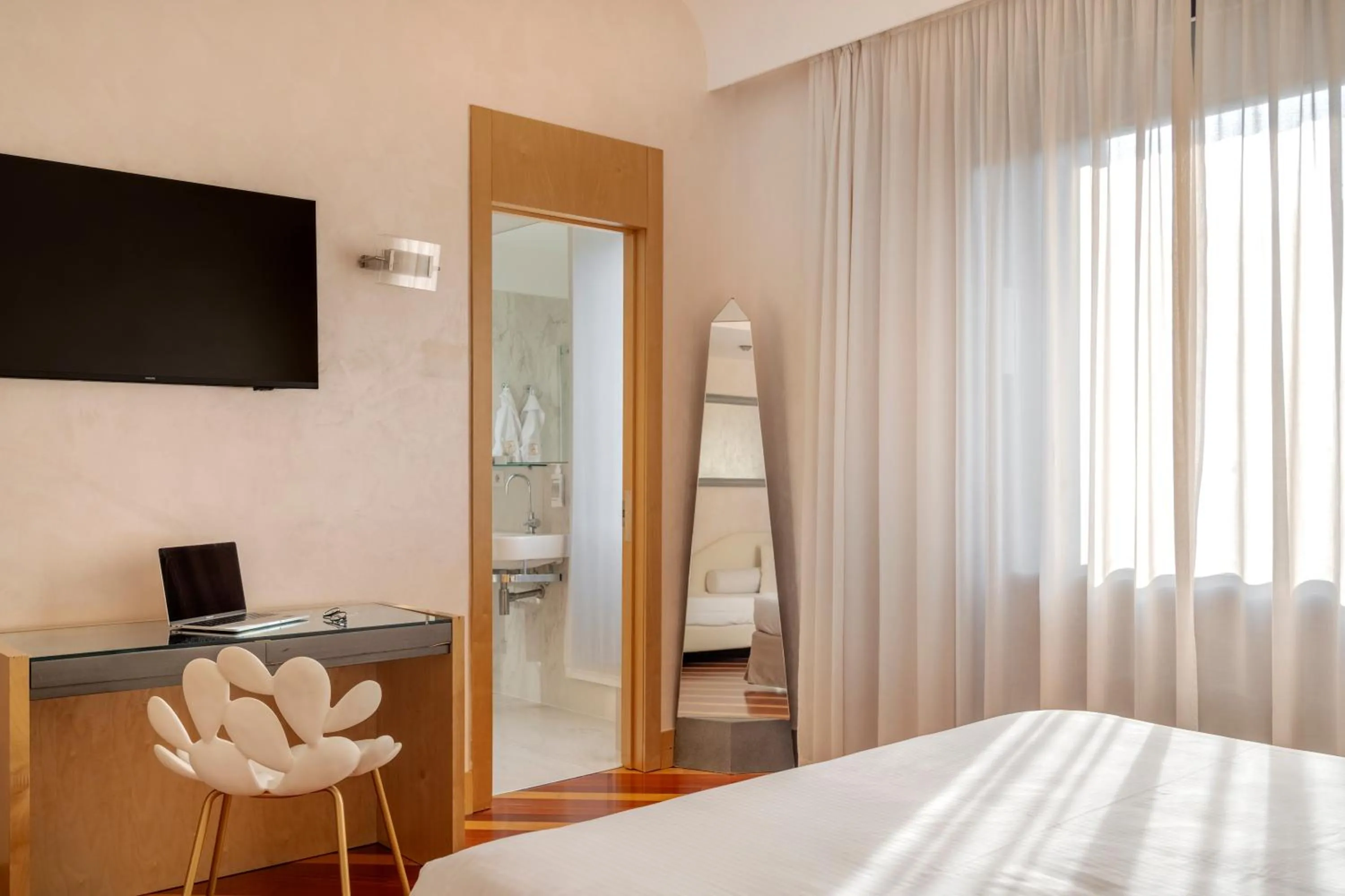 TV and multimedia, Bed in Hotel Sanpi Milano