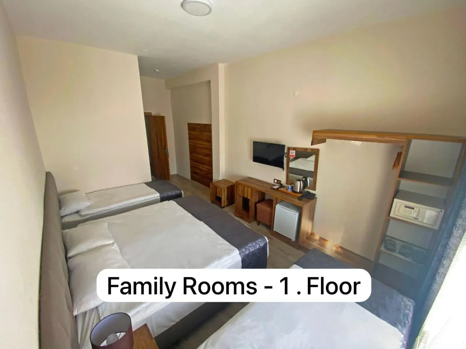 Standard Quadruple Room - single occupancy in Zümrüt Palas Otel Standard Quadruple Room - single occupancy in Zümrüt Palas Otel