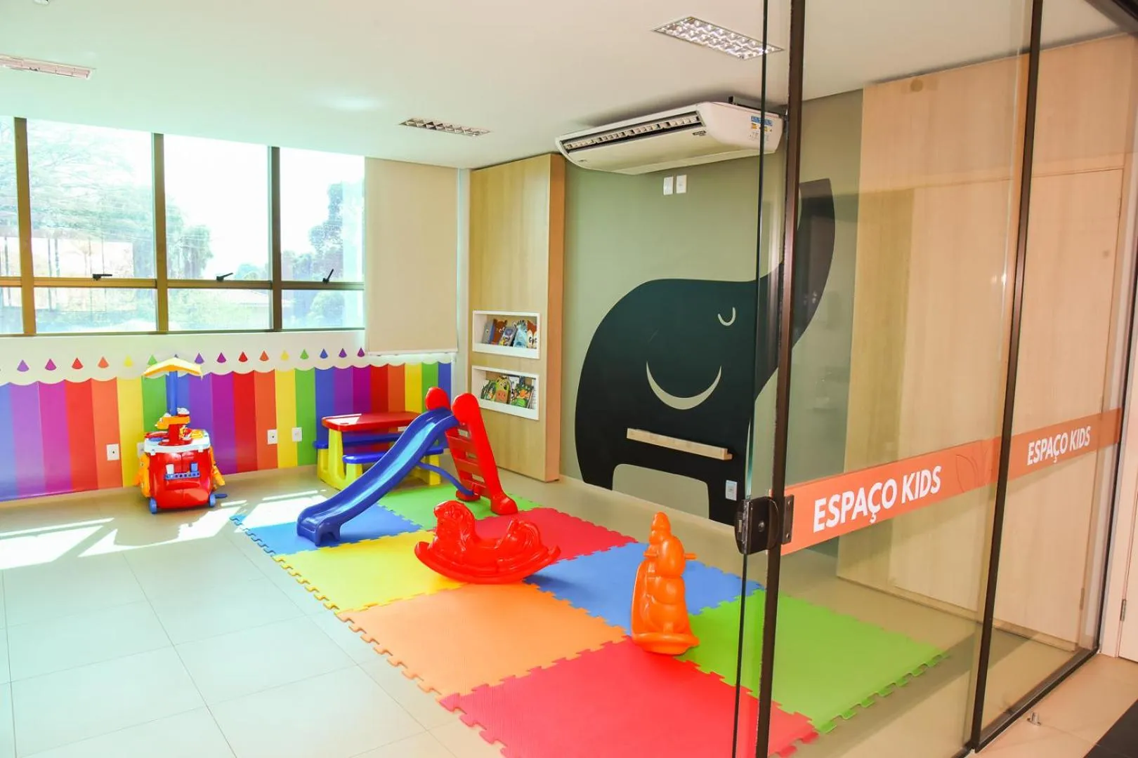 children in Hotel Plaza Garden