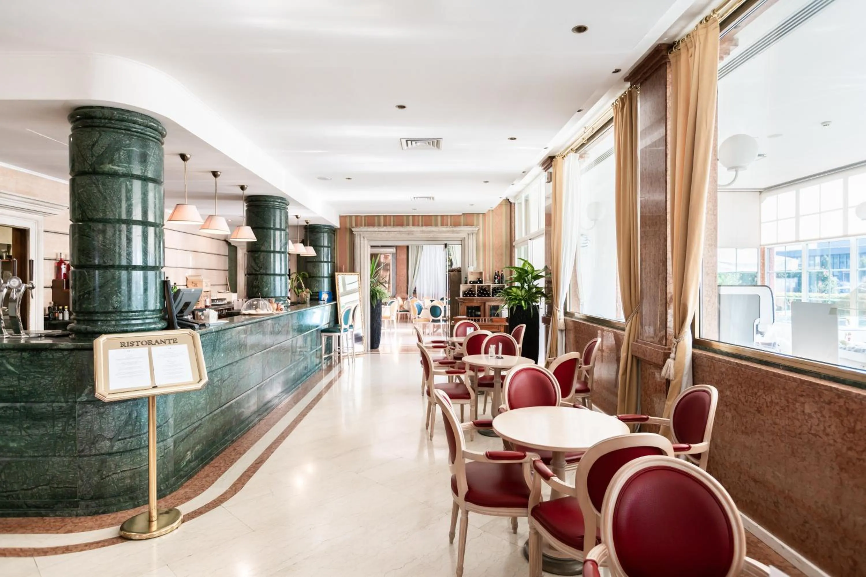 Lounge or bar in Hotel Catullo