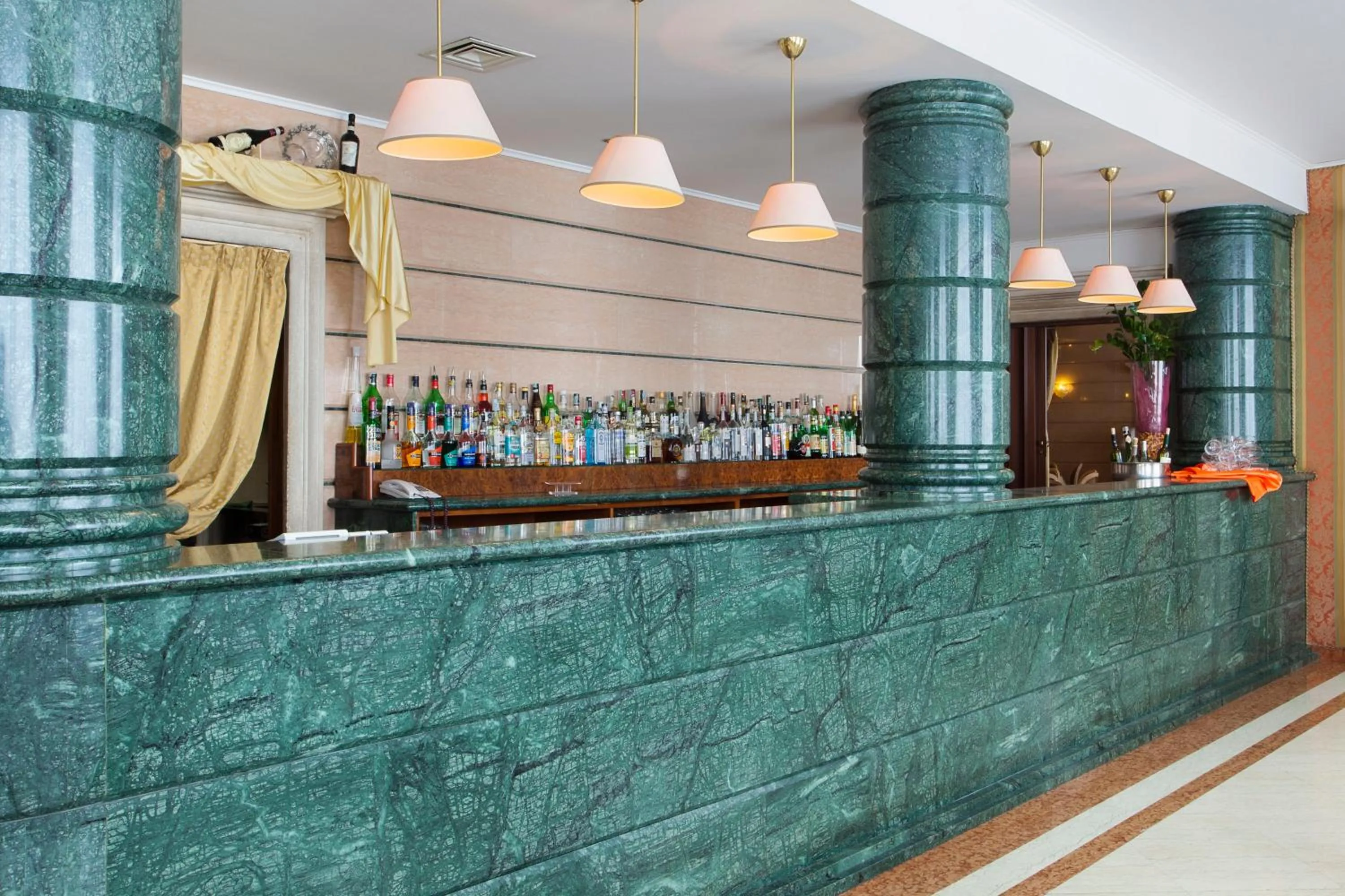Lounge or bar in Hotel Catullo