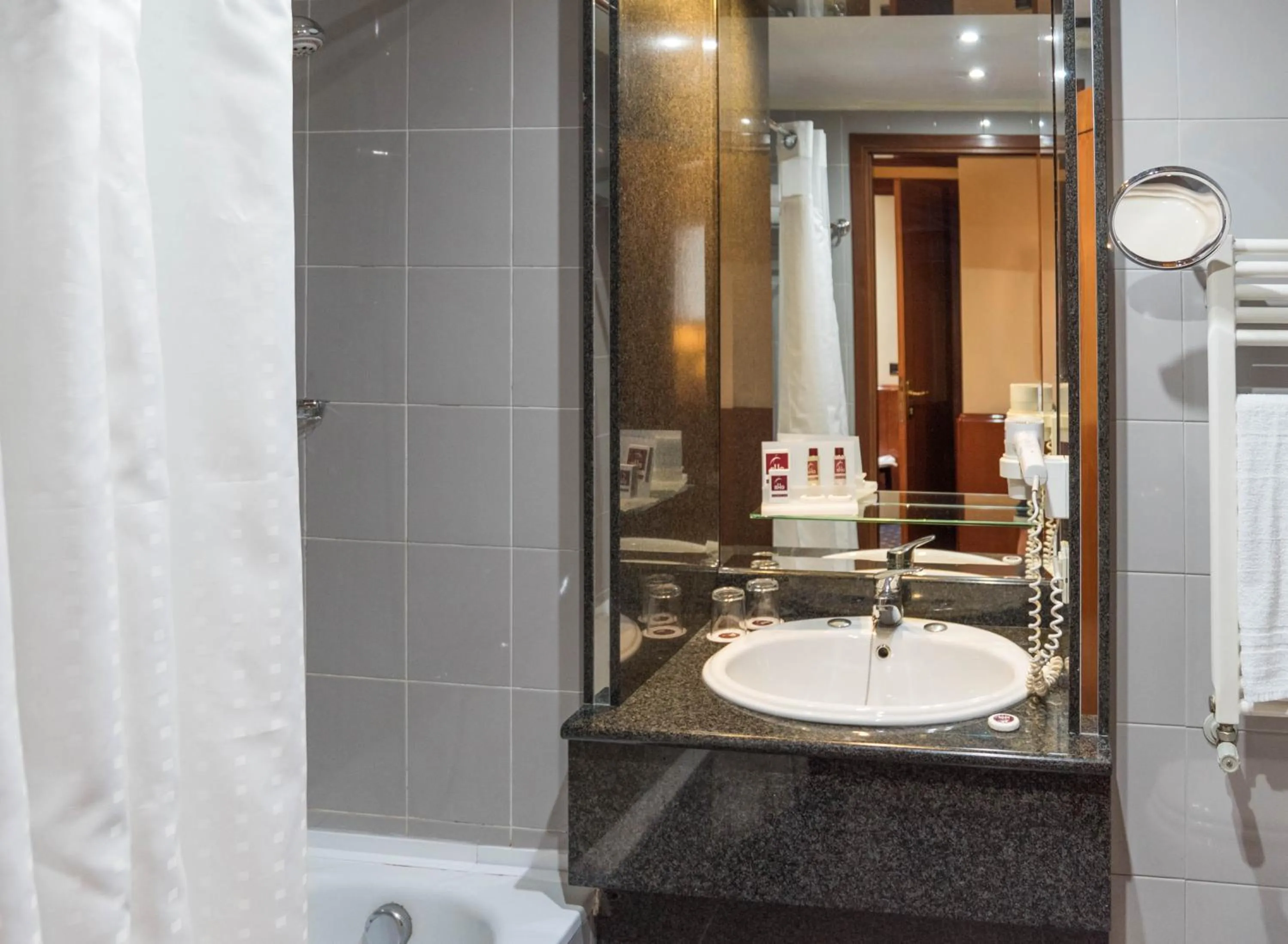 Bathroom in Hotel Catullo