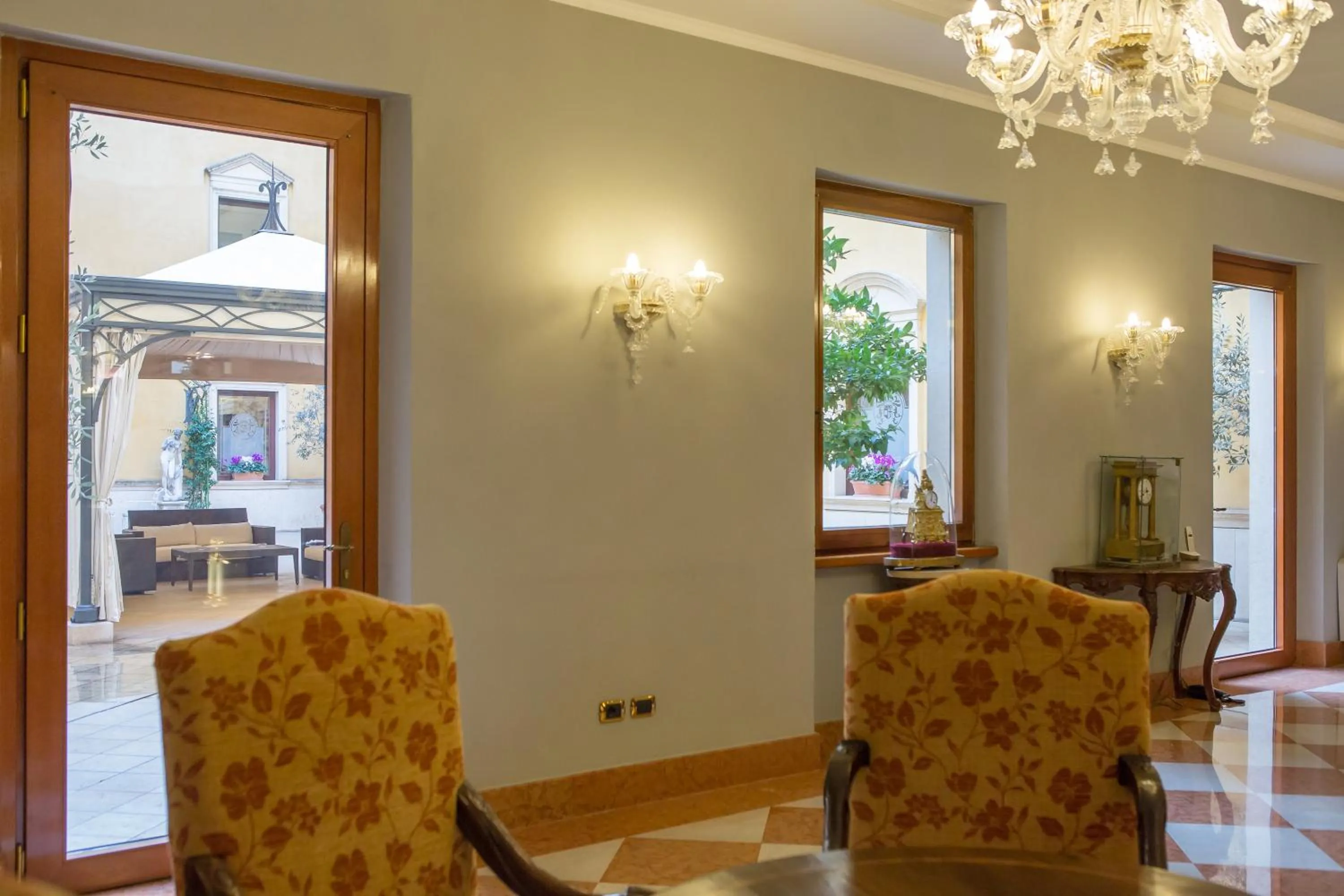 Communal lounge/ TV room in Due Torri Hotel