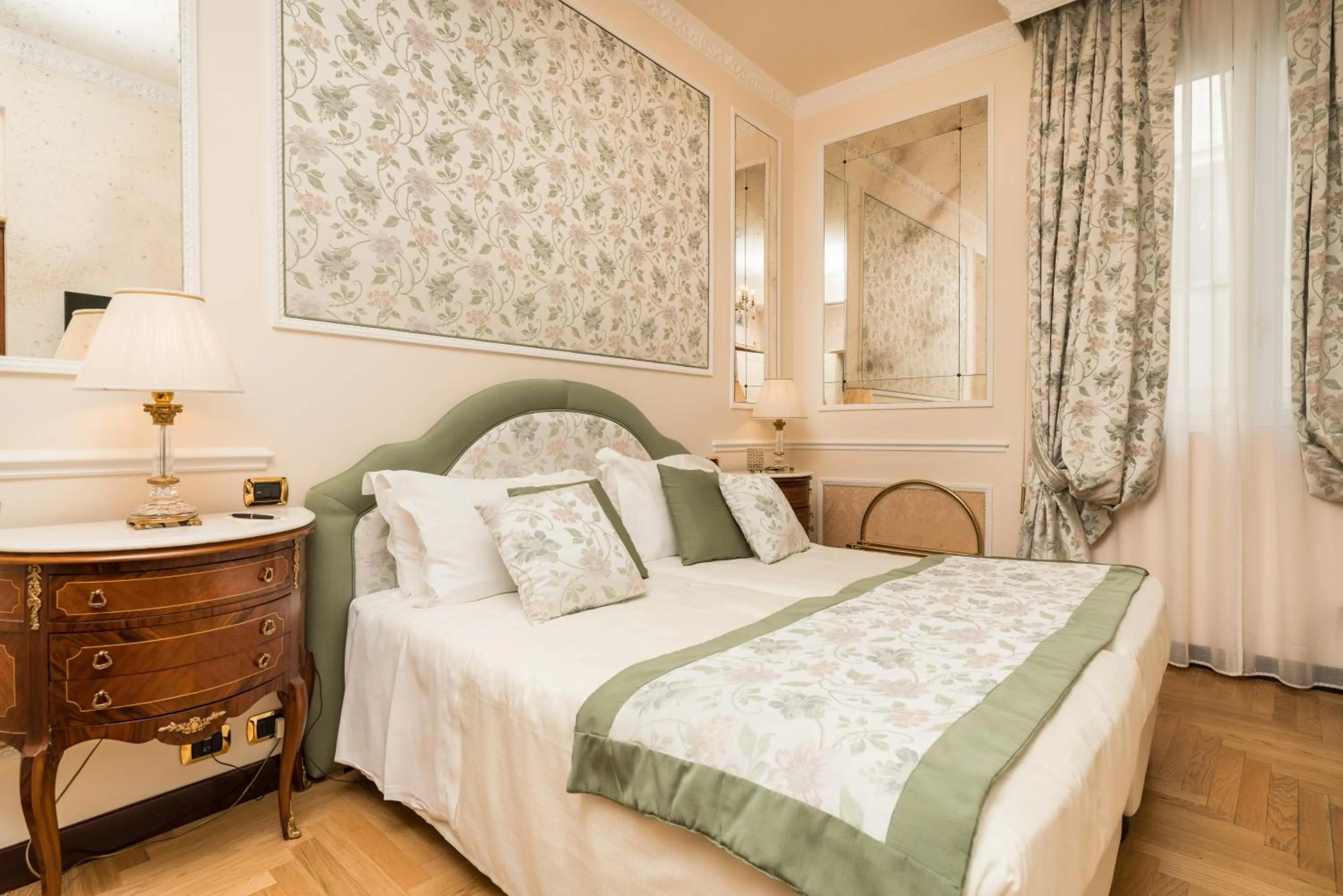 Bedroom, Bed in Hotel Bernini Palace