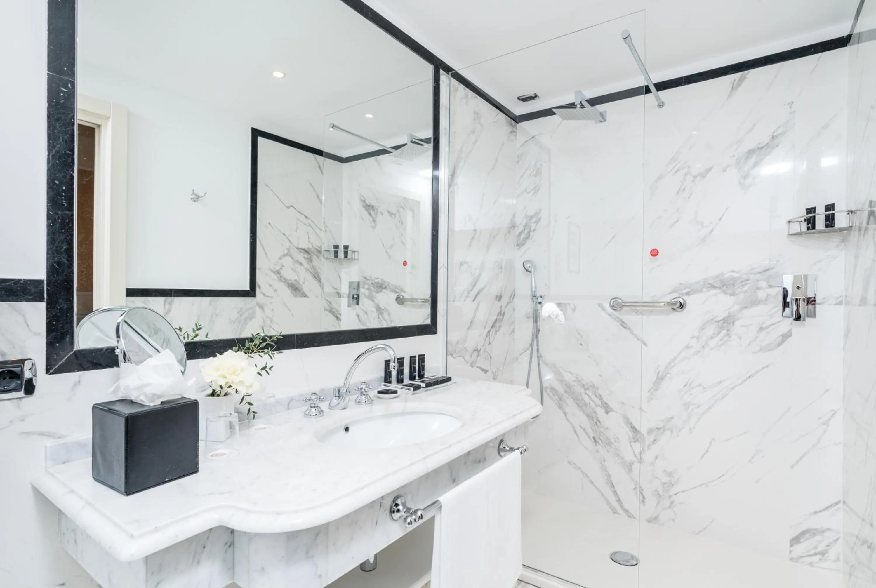 Shower in Hotel Bernini Palace