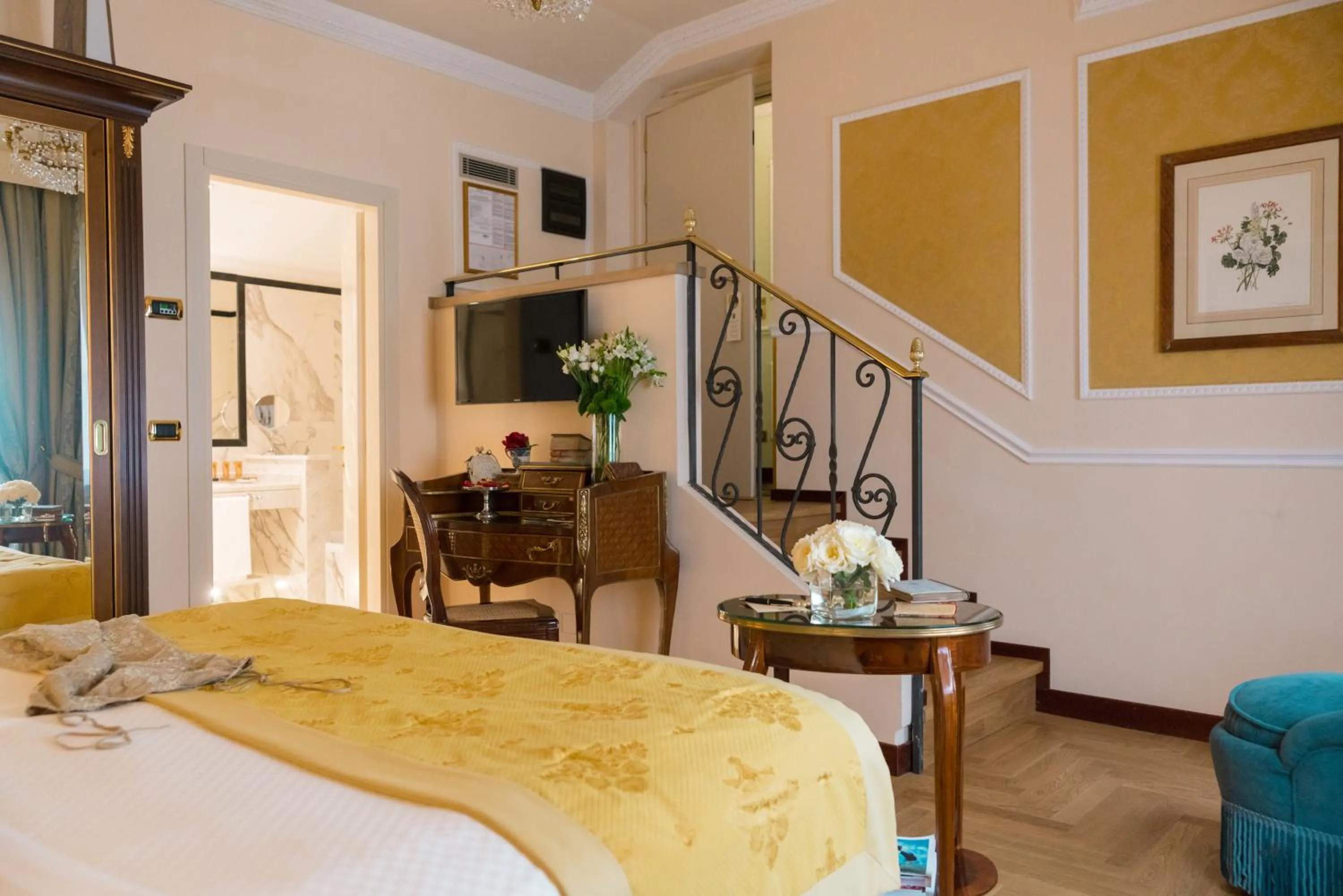 Bedroom, Bed in Hotel Bernini Palace