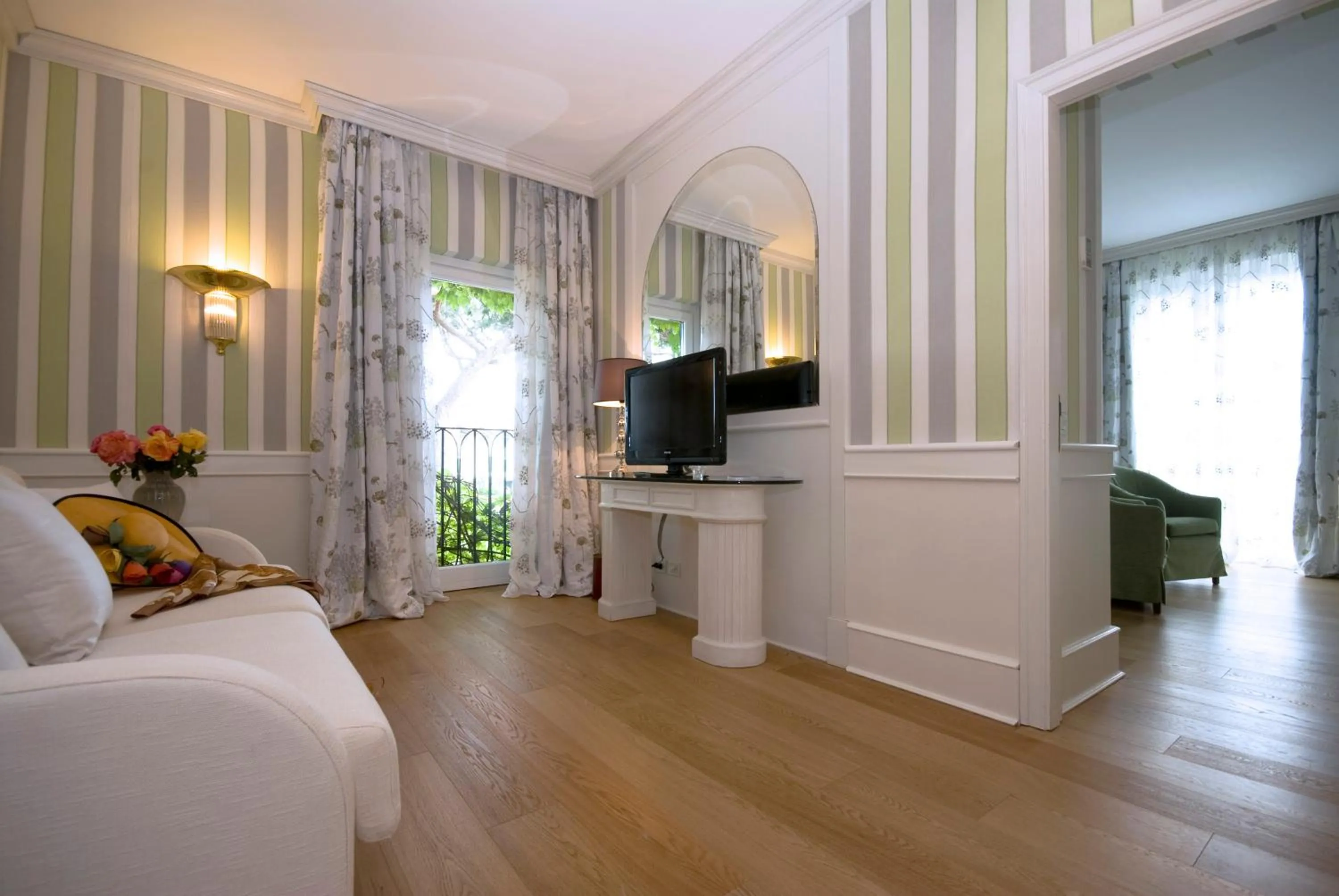 Photo of the whole room in Cala del Porto Punta Ala - Preferred Hotels