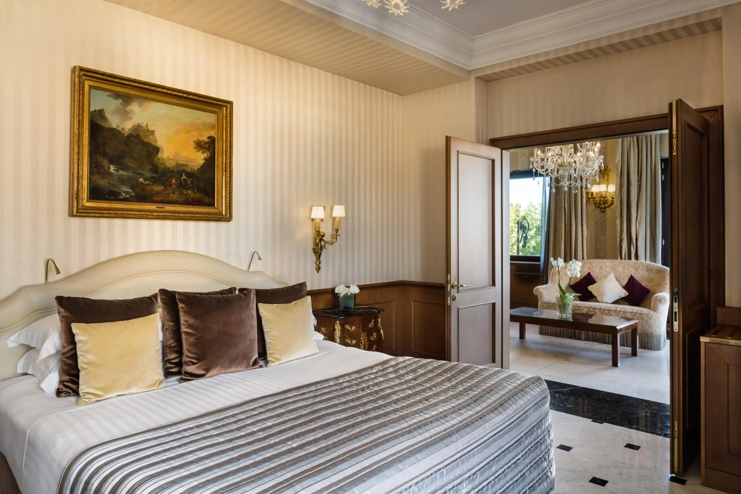 Photo of the whole room, Bed in Baglioni Hotel Regina - The Leading Hotels of the World