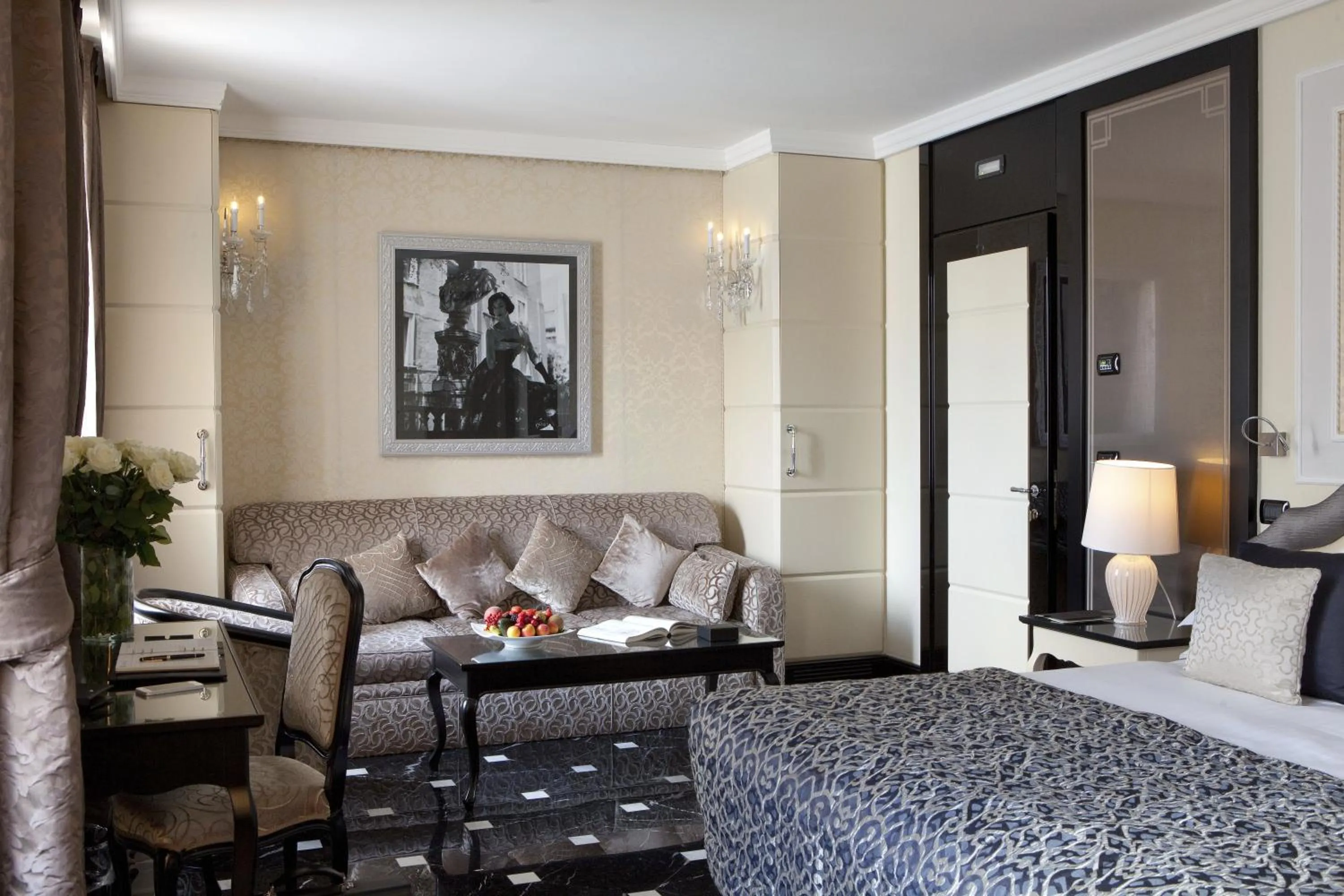 Living room, Bed in Baglioni Hotel Regina - The Leading Hotels of the World