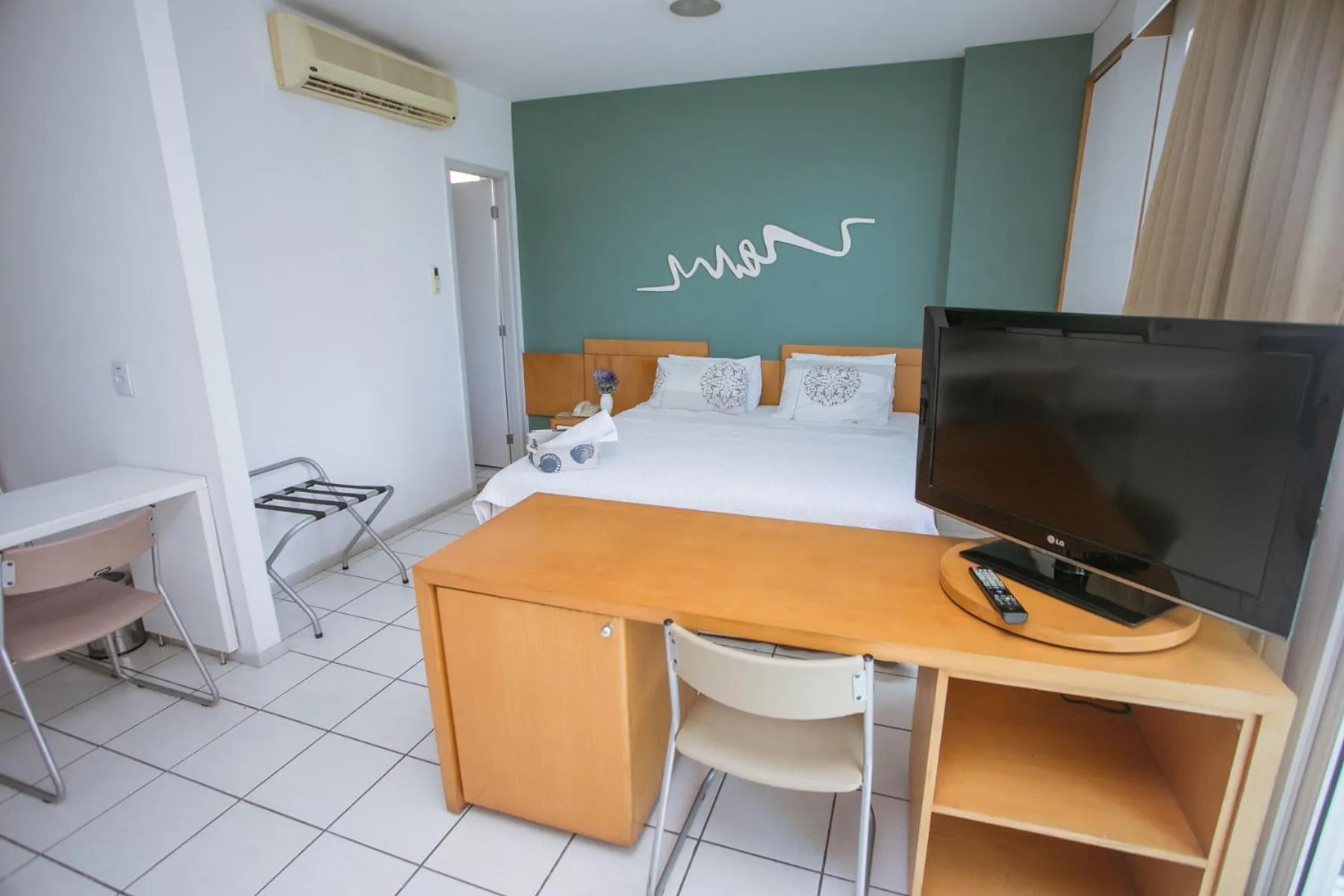 Bed in Praia do Canto Apart Hotel