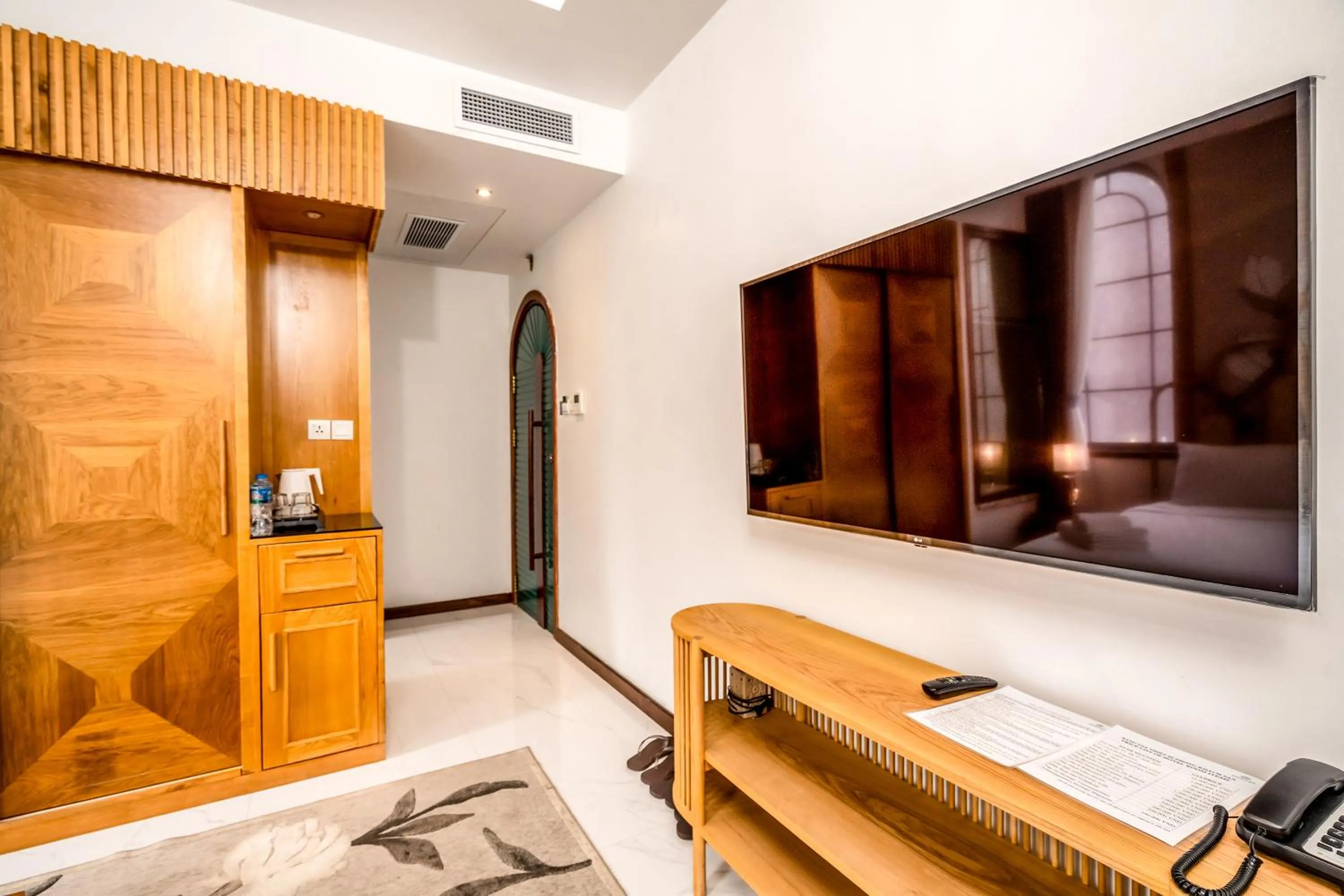 TV and multimedia in FREE AIRPORT - MISAKI Hotel by SAZI