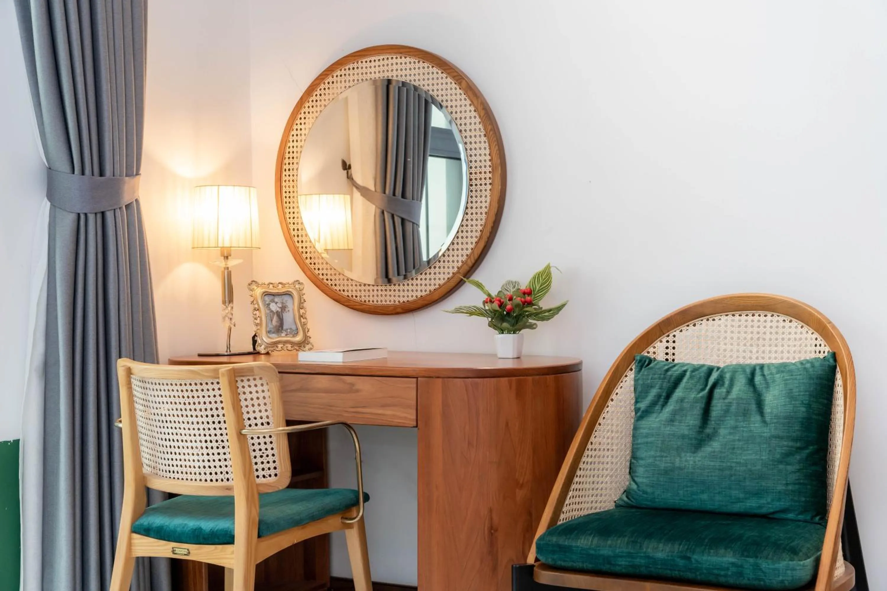 Seating area in FREE AIRPORT - MISAKI Hotel by SAZI