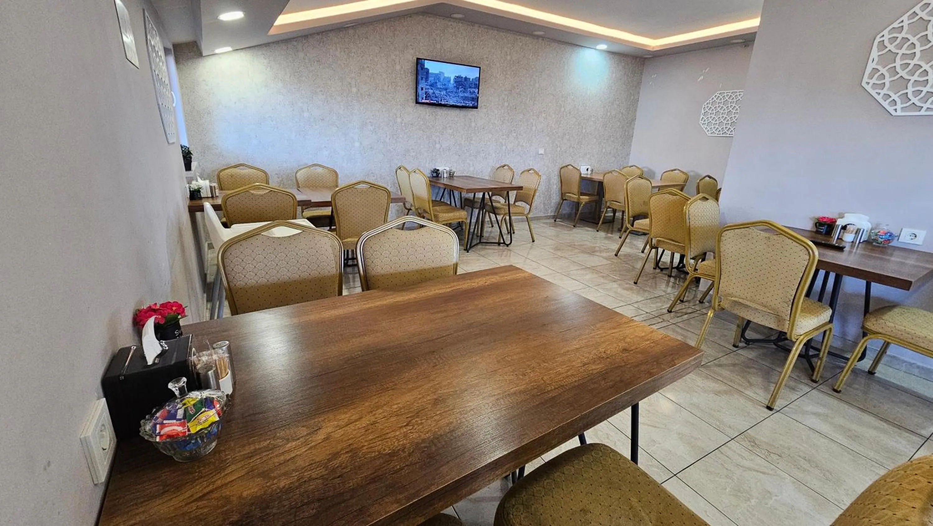 Restaurant/places to eat in POINTBREAK OTEL