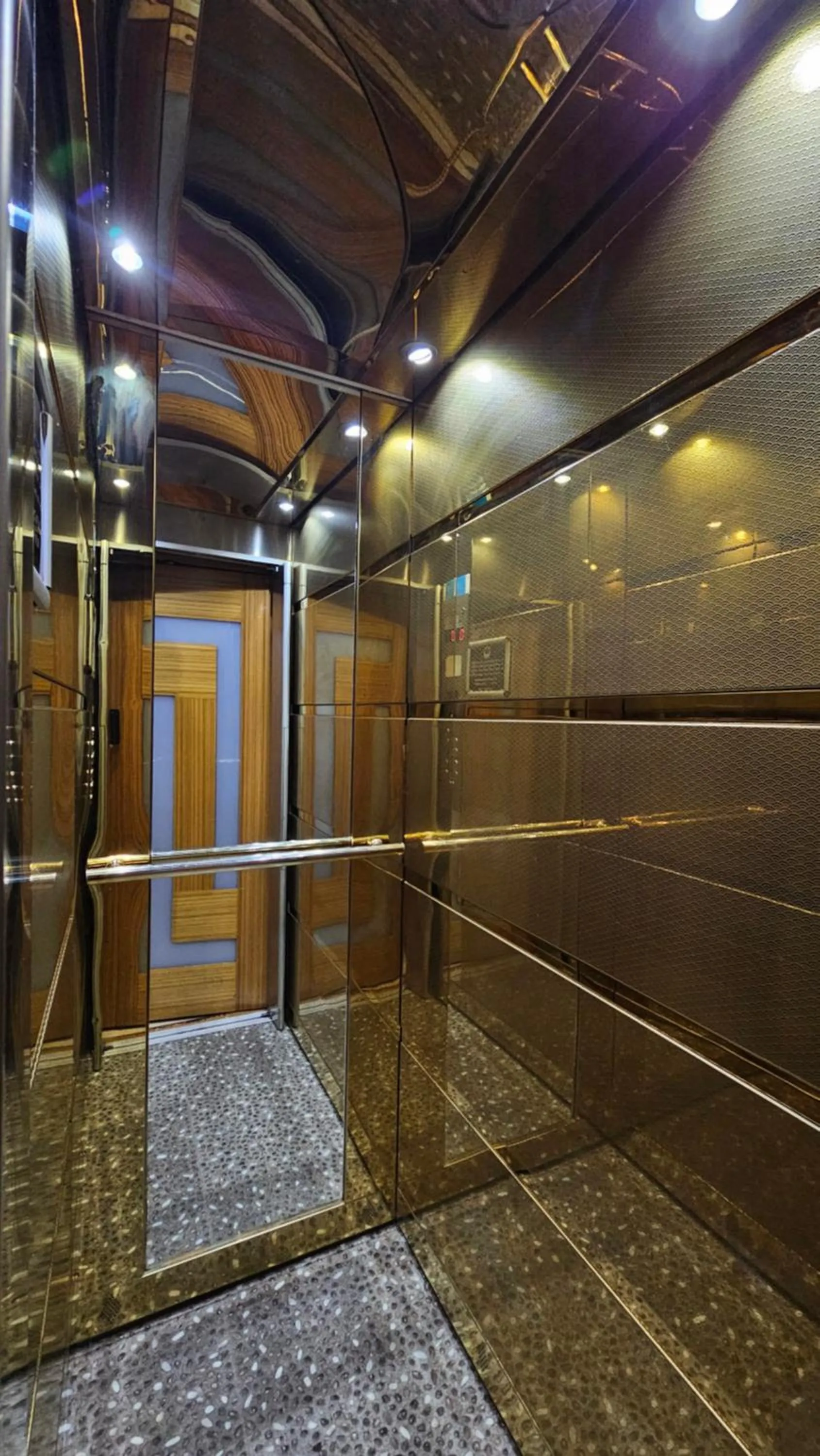 elevator in POINTBREAK OTEL