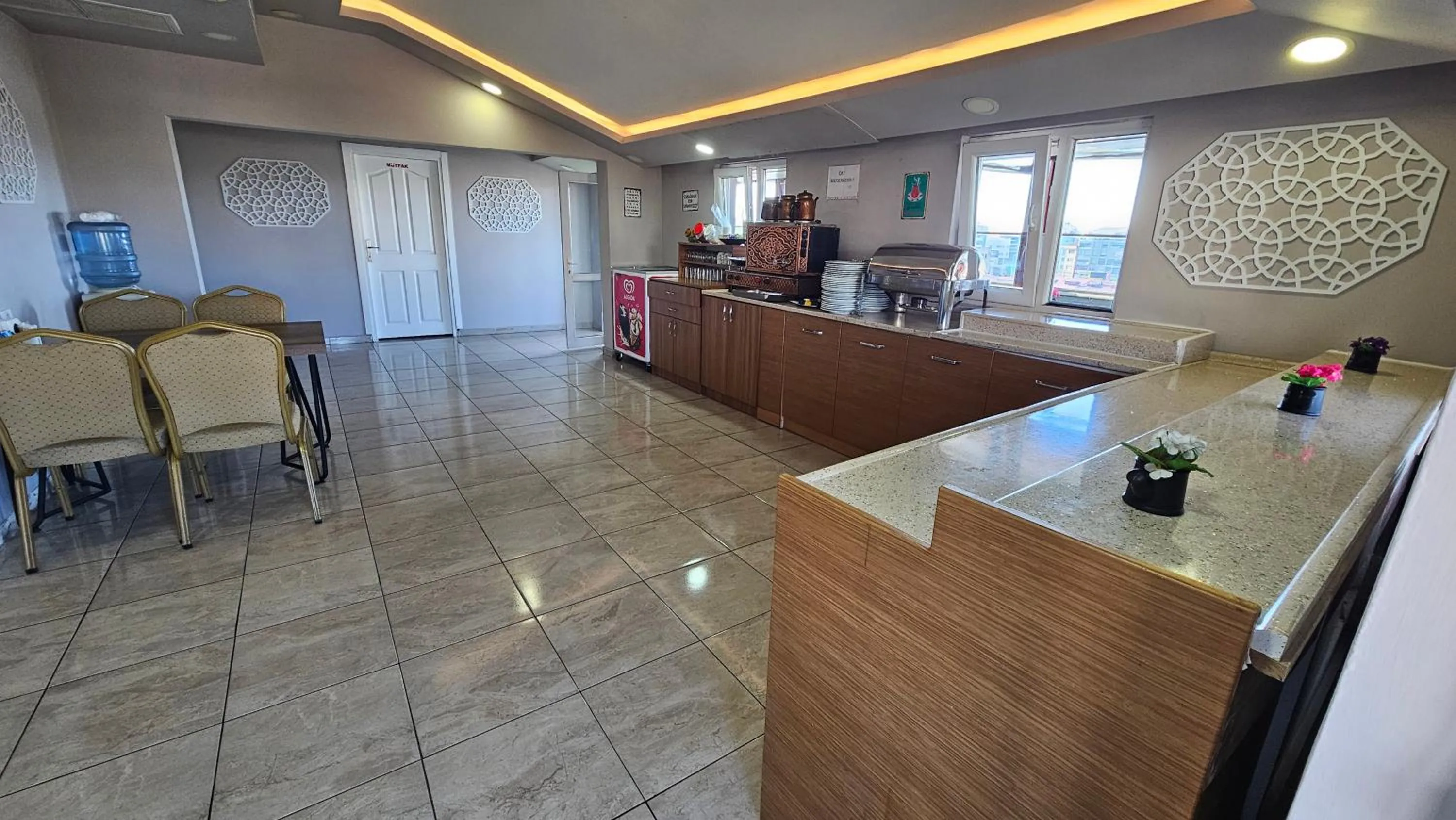 Restaurant/places to eat in POINTBREAK OTEL