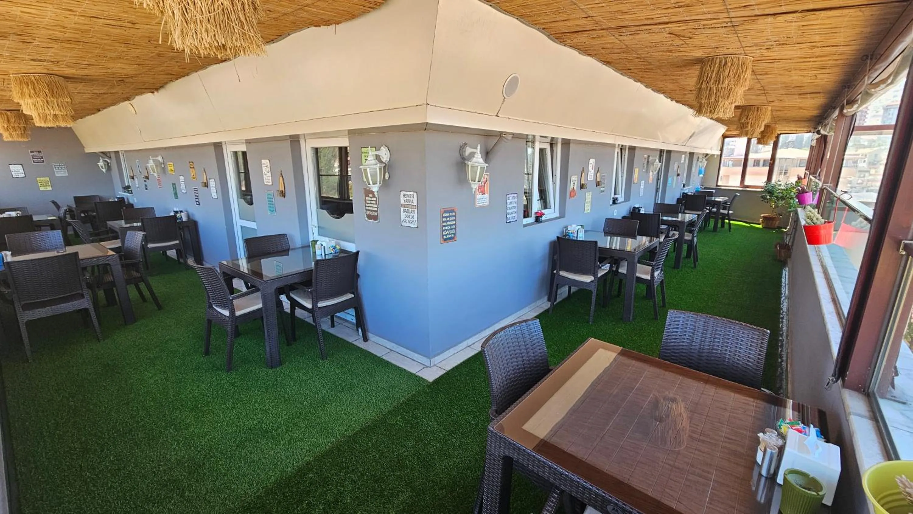 Restaurant/places to eat in POINTBREAK OTEL