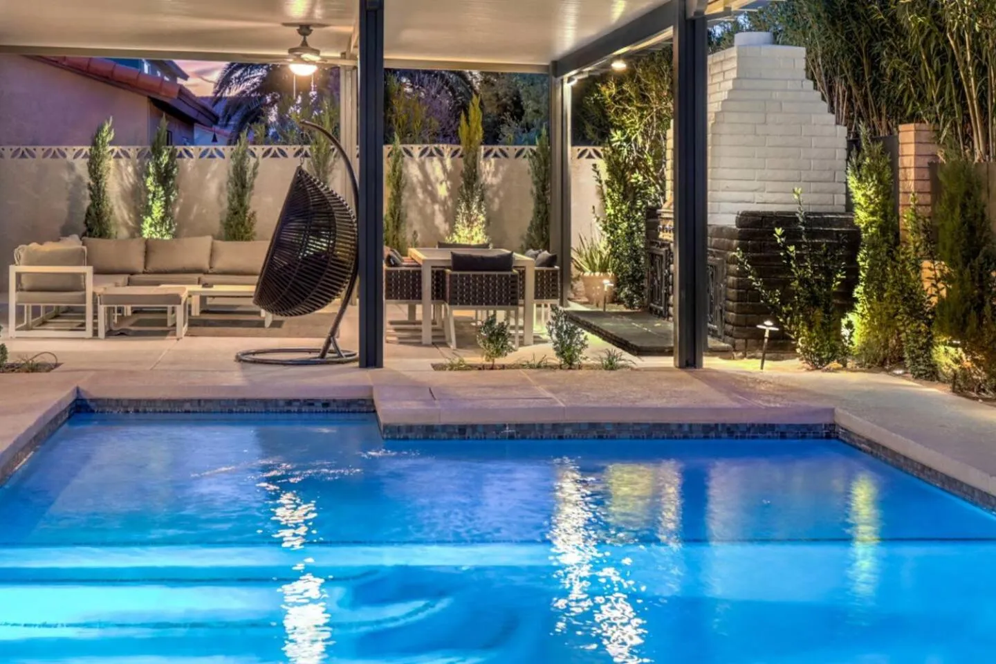 Sunset Swim, Luxury Vegas Villa with Pool, Hot Tub