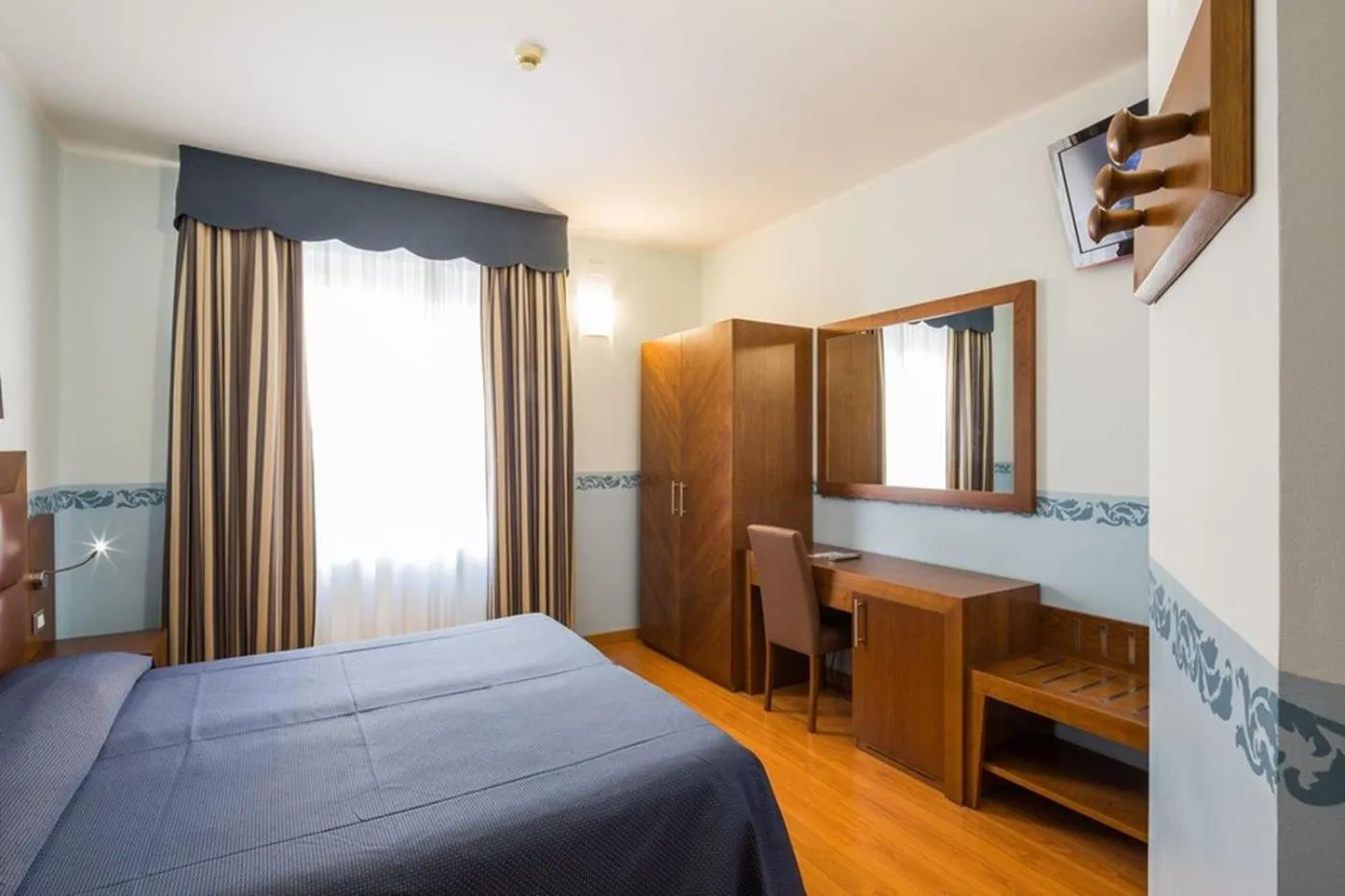 Photo of the whole room, Bed in Hotel Terminus & Plaza