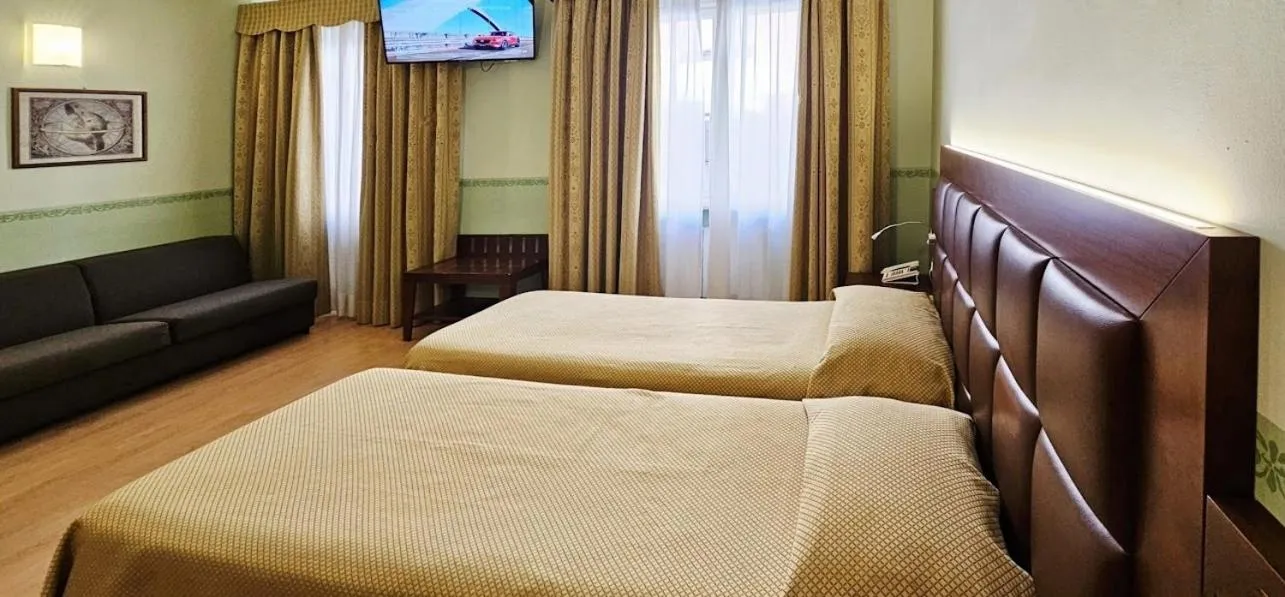 Photo of the whole room, Bed in Hotel Terminus & Plaza