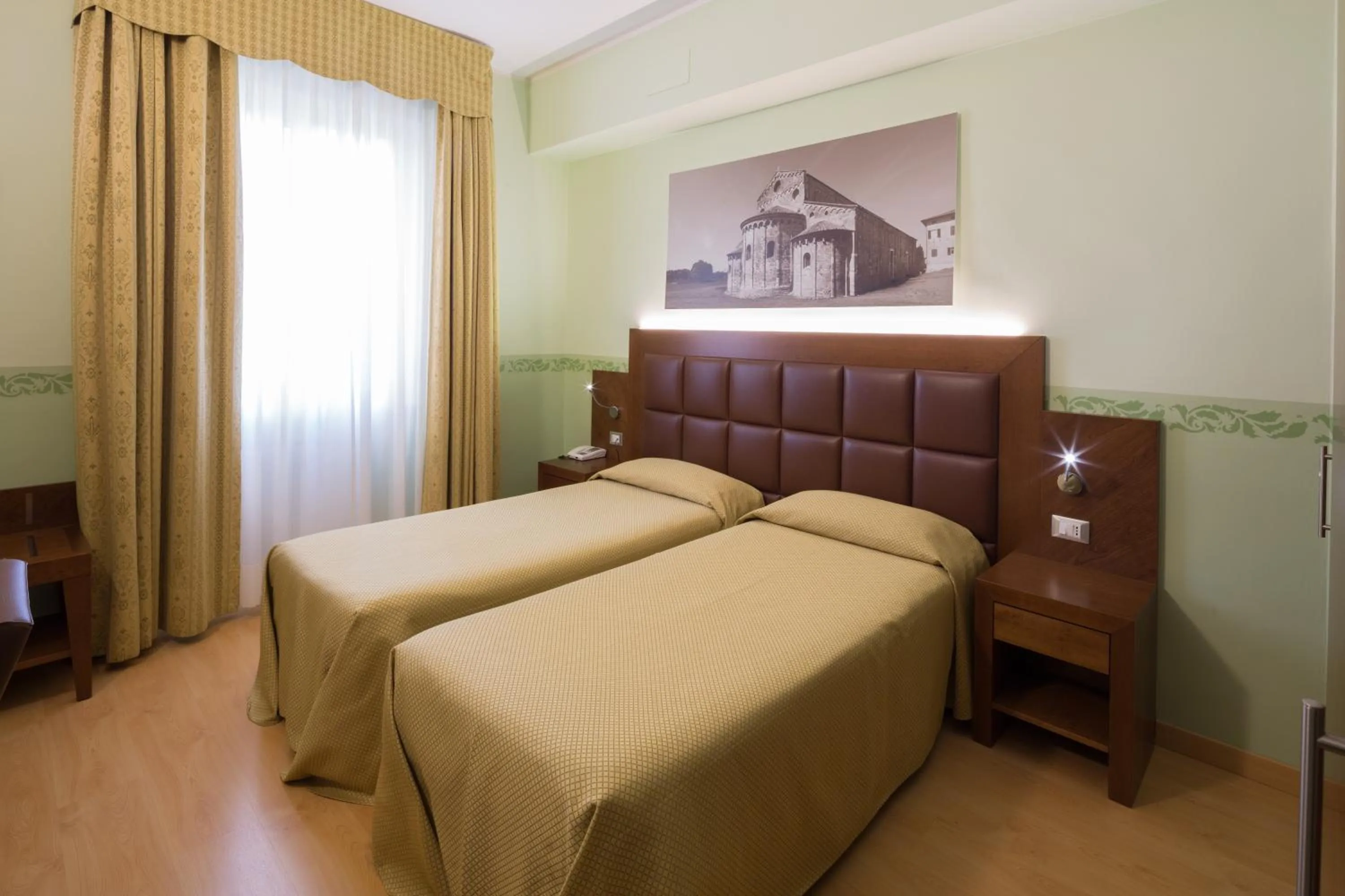 Photo of the whole room, Bed in Hotel Terminus & Plaza