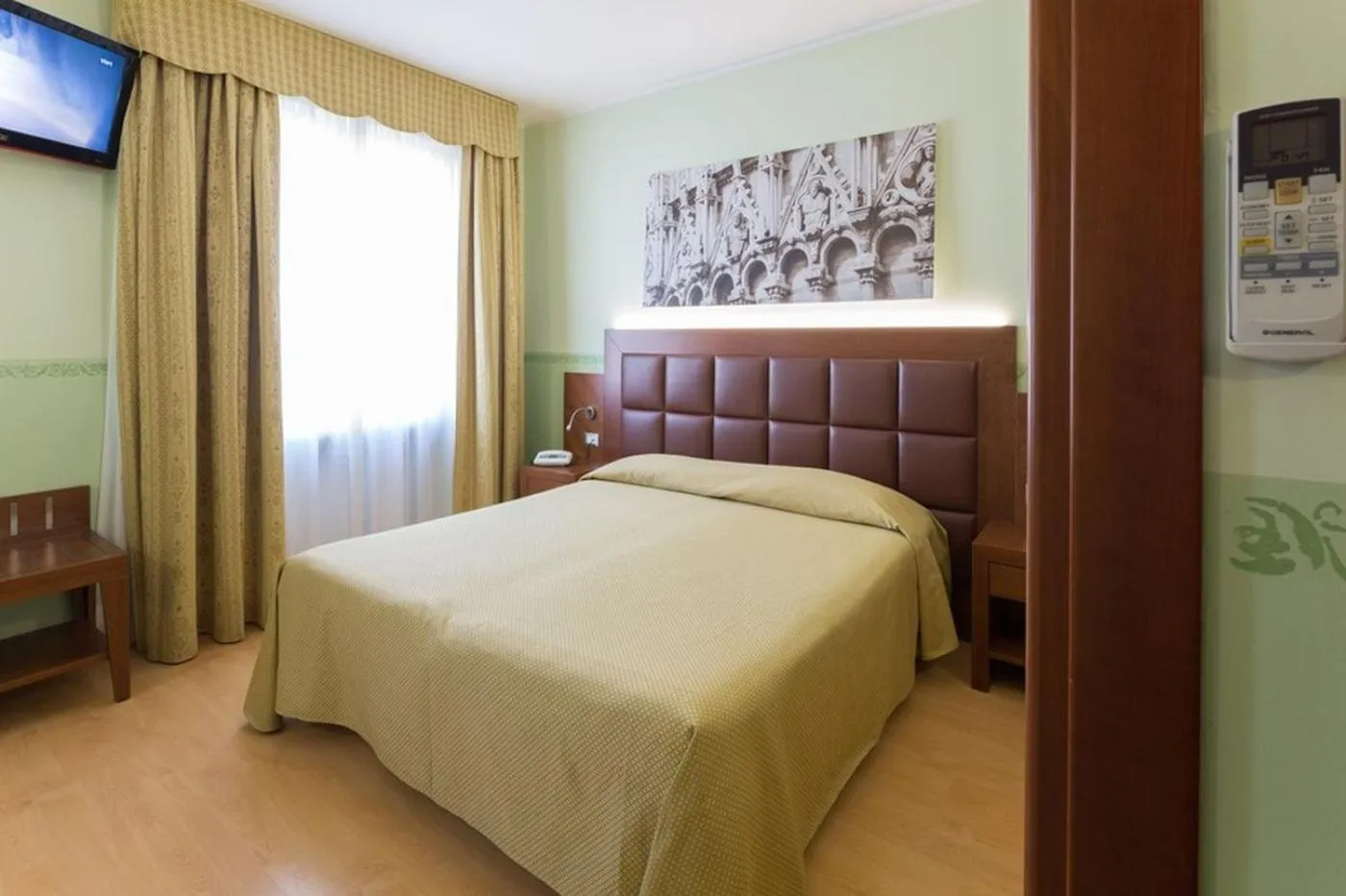 Bedroom, Bed in Hotel Terminus & Plaza