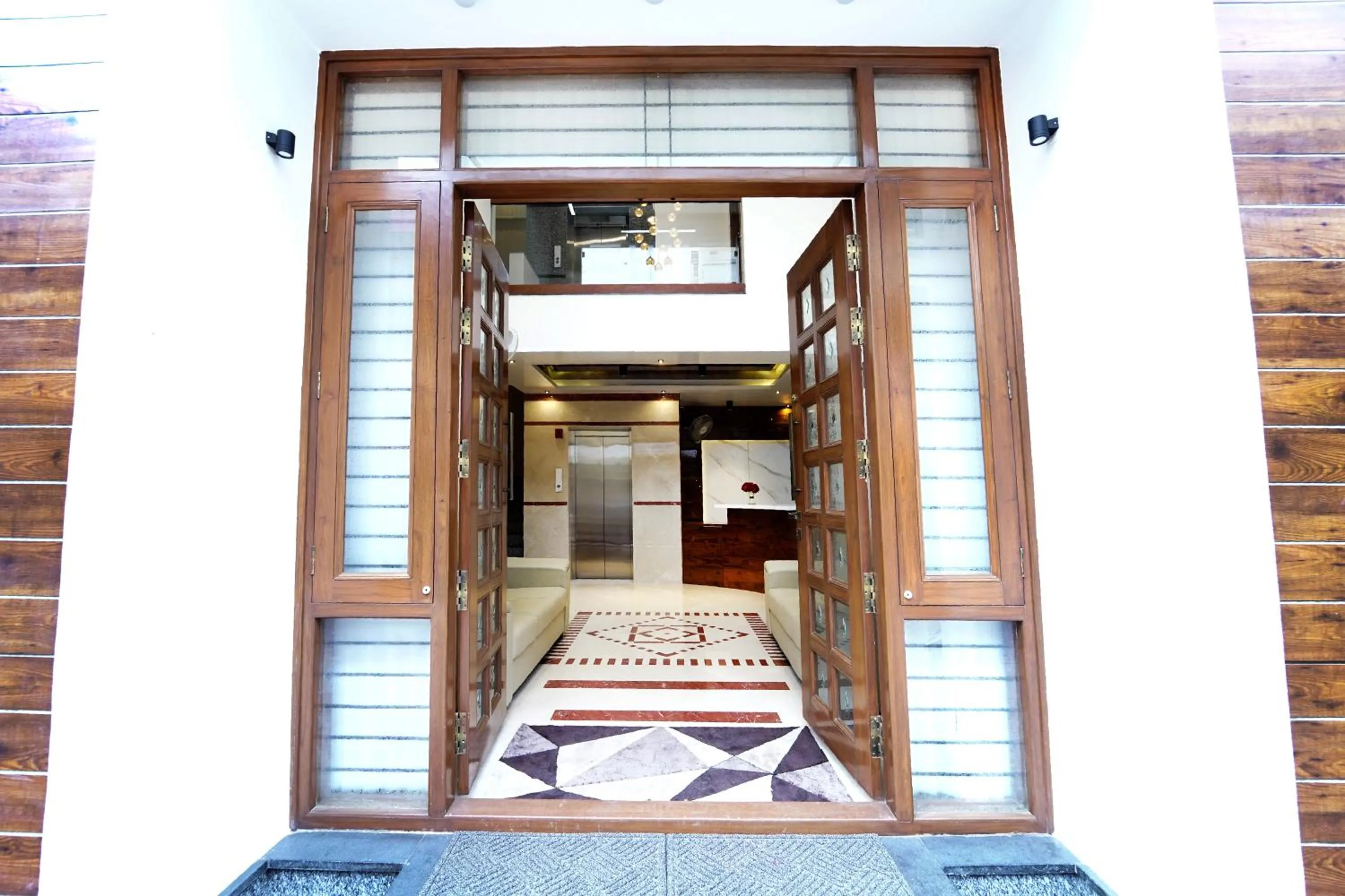 Property building in SS CROWN inn