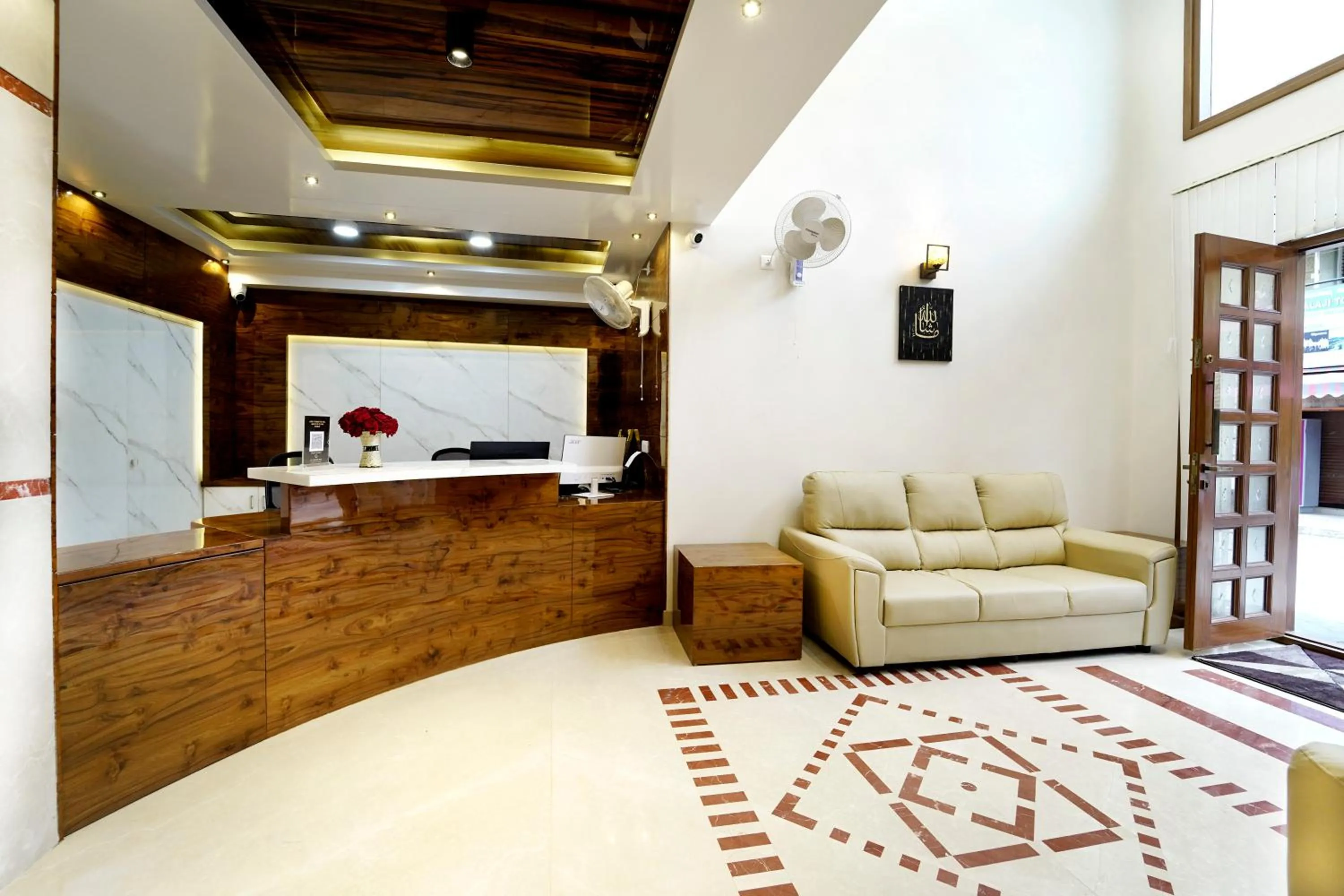 Lobby or reception in SS CROWN inn