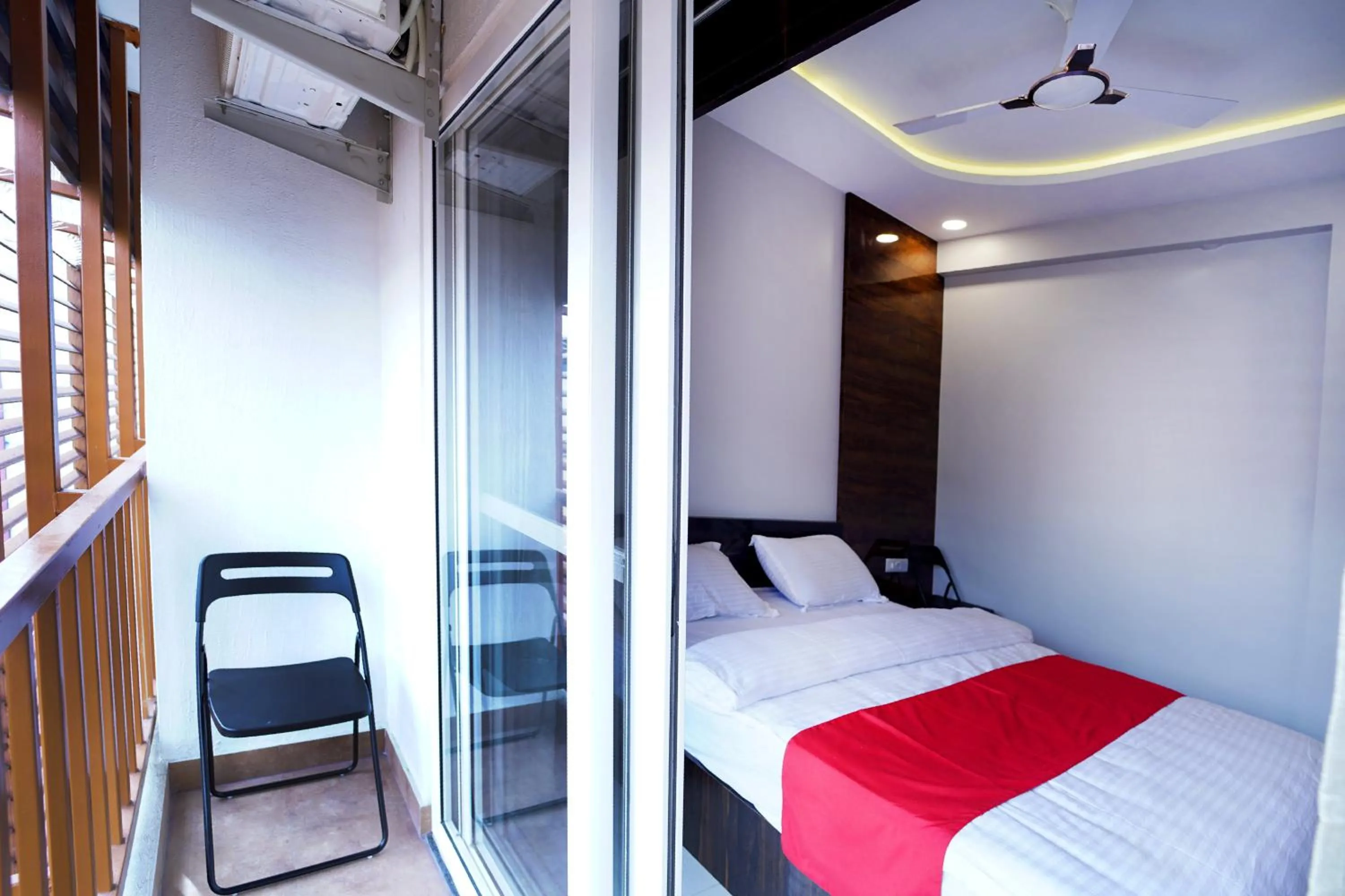 Photo of the whole room, Bed in SS CROWN inn