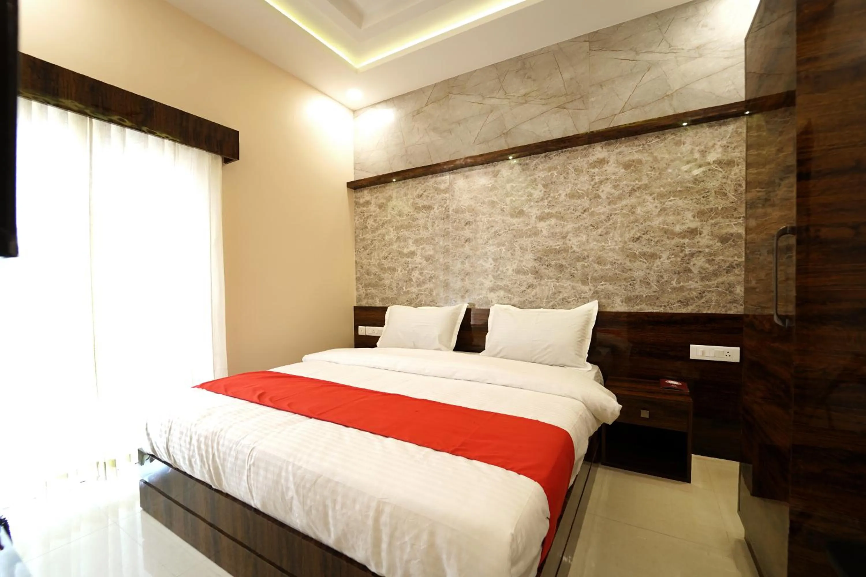 Bedroom, Bed in SS CROWN inn