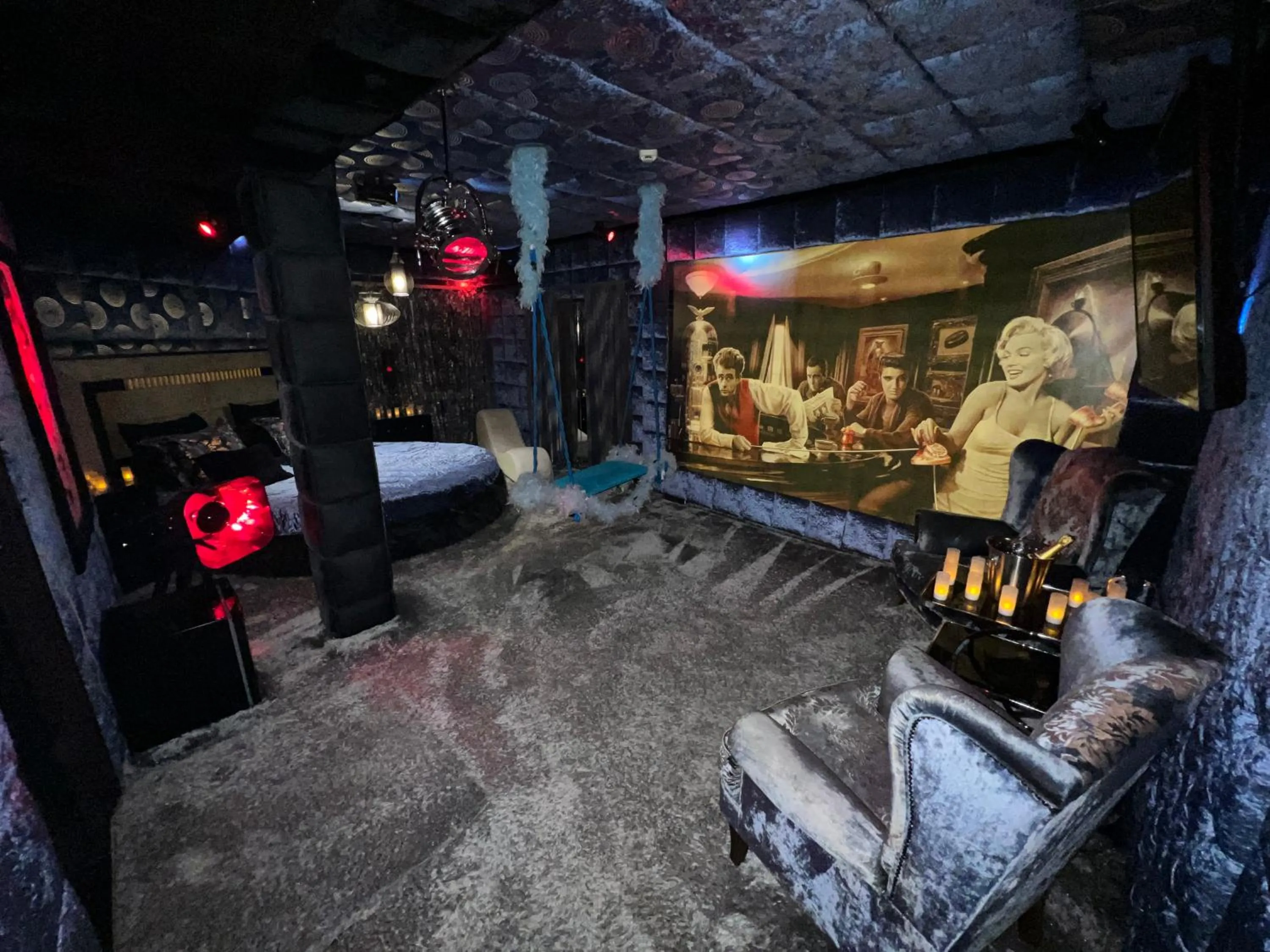 Photo of the whole room in Xcite Hotel Salem