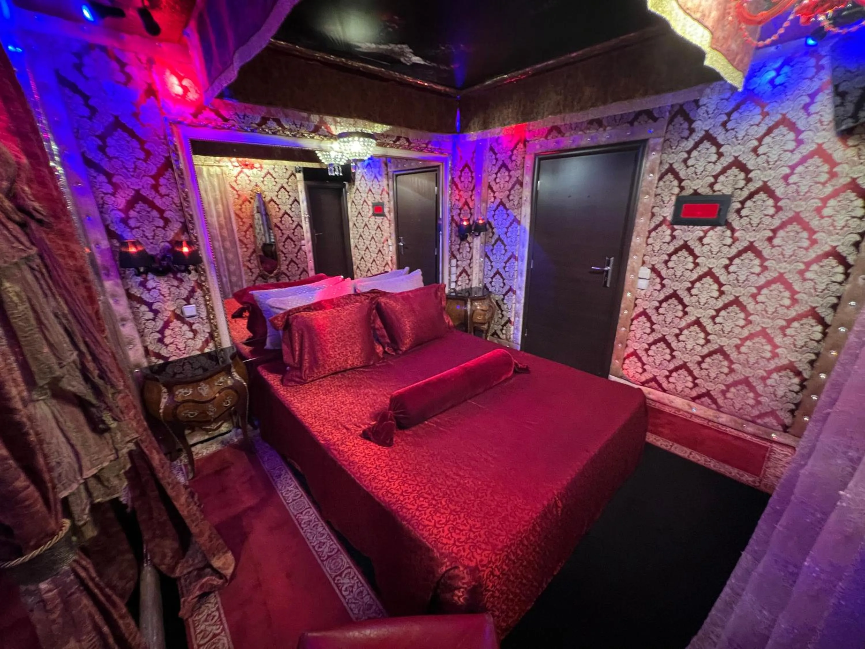 Photo of the whole room, Bed in Xcite Hotel Salem