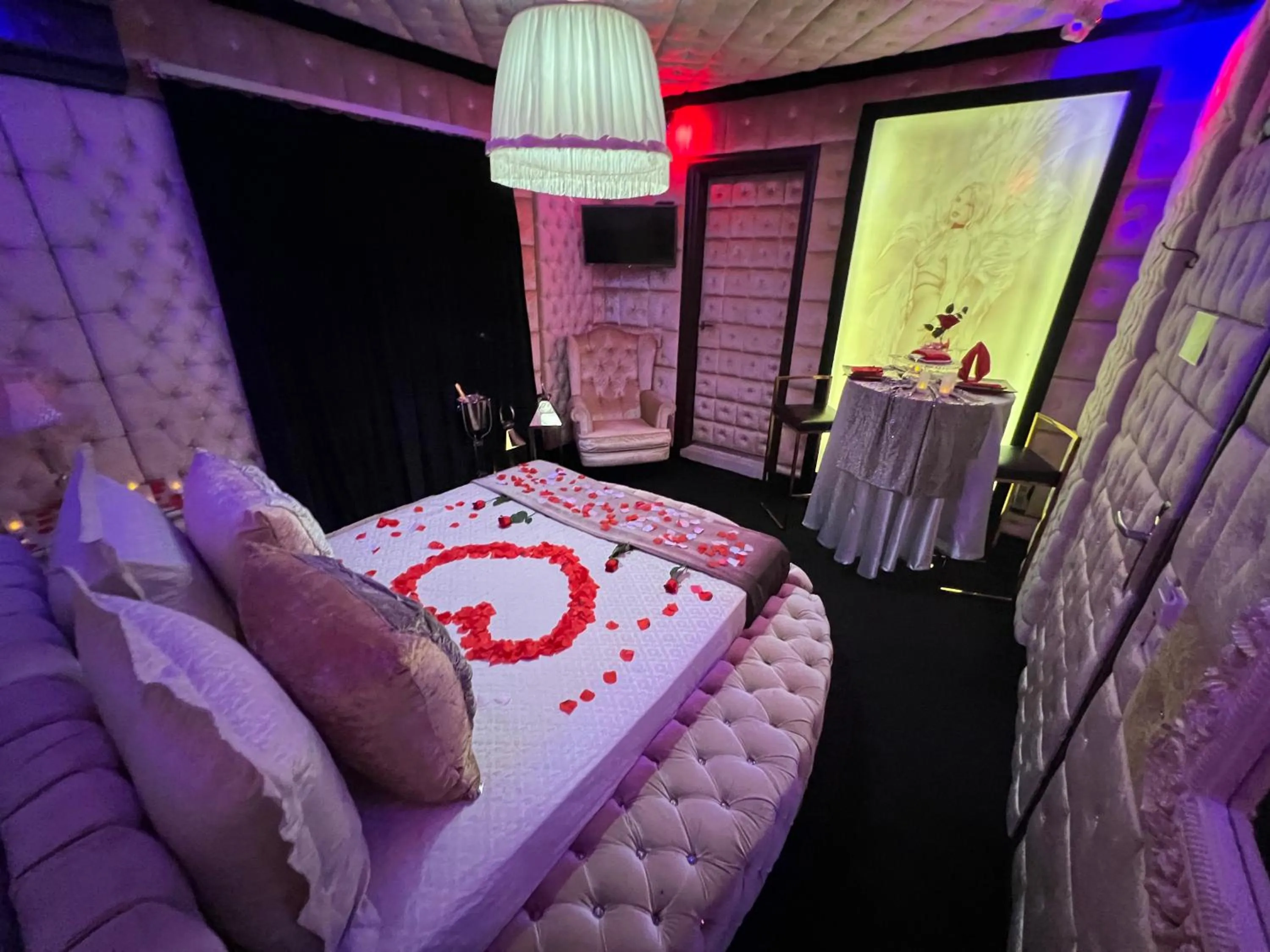 Photo of the whole room, Bed in Xcite Hotel Salem