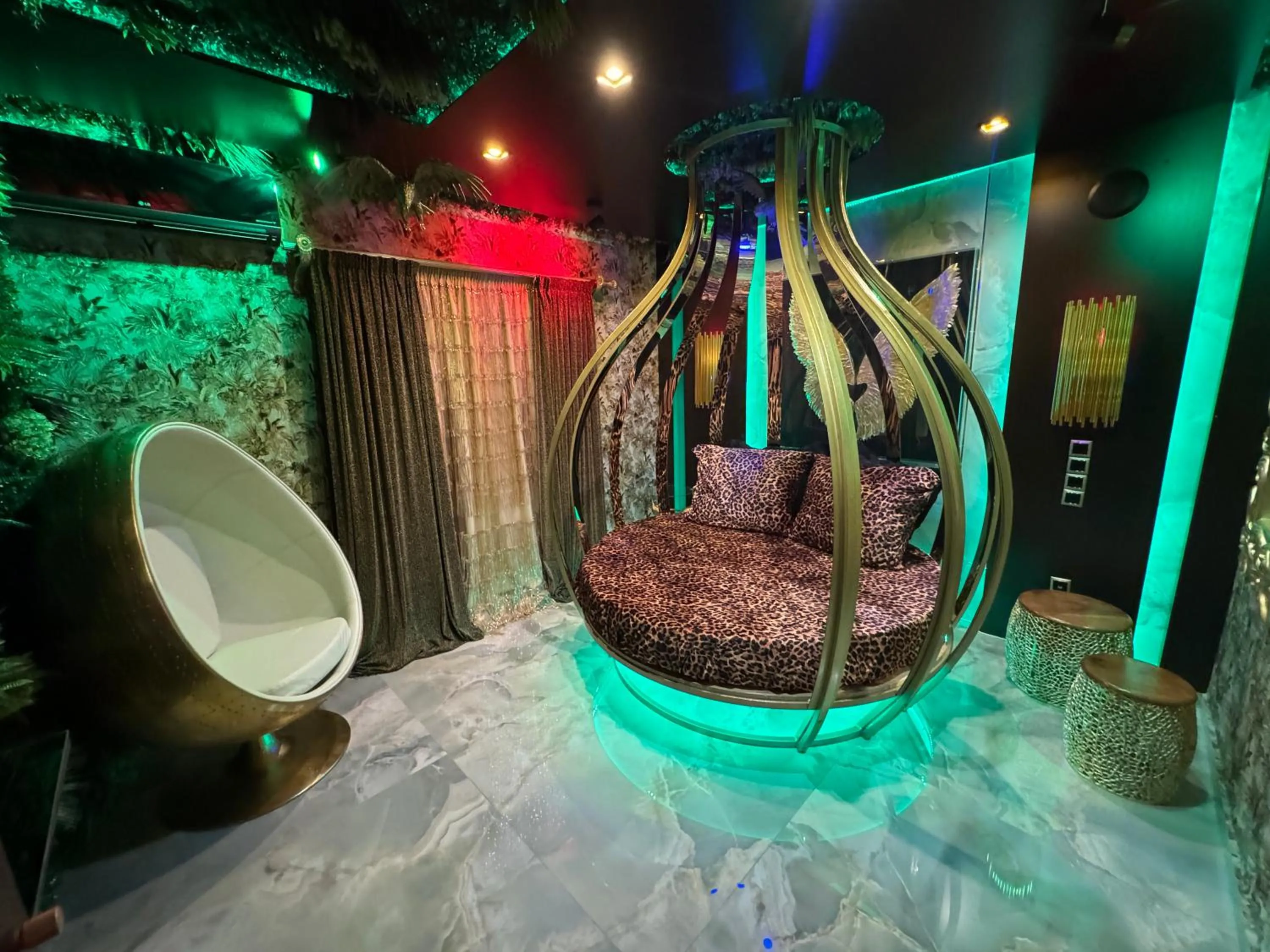 Photo of the whole room in Xcite Hotel Salem