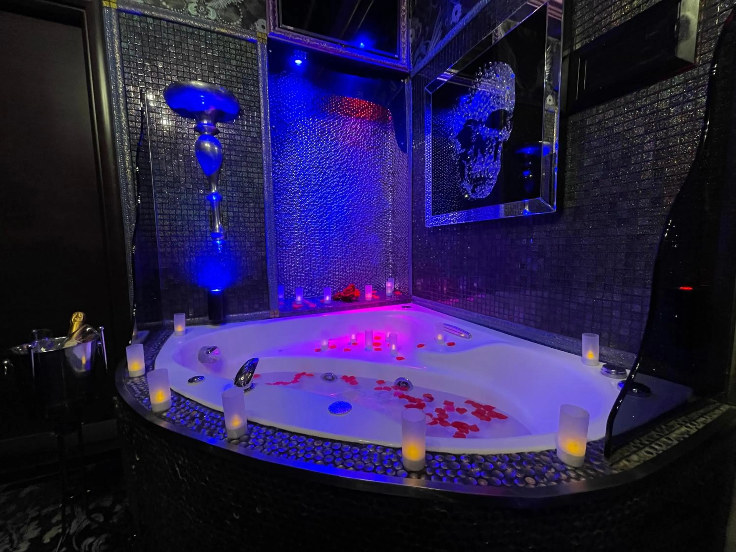 Hot Tub in Xcite Hotel Salem