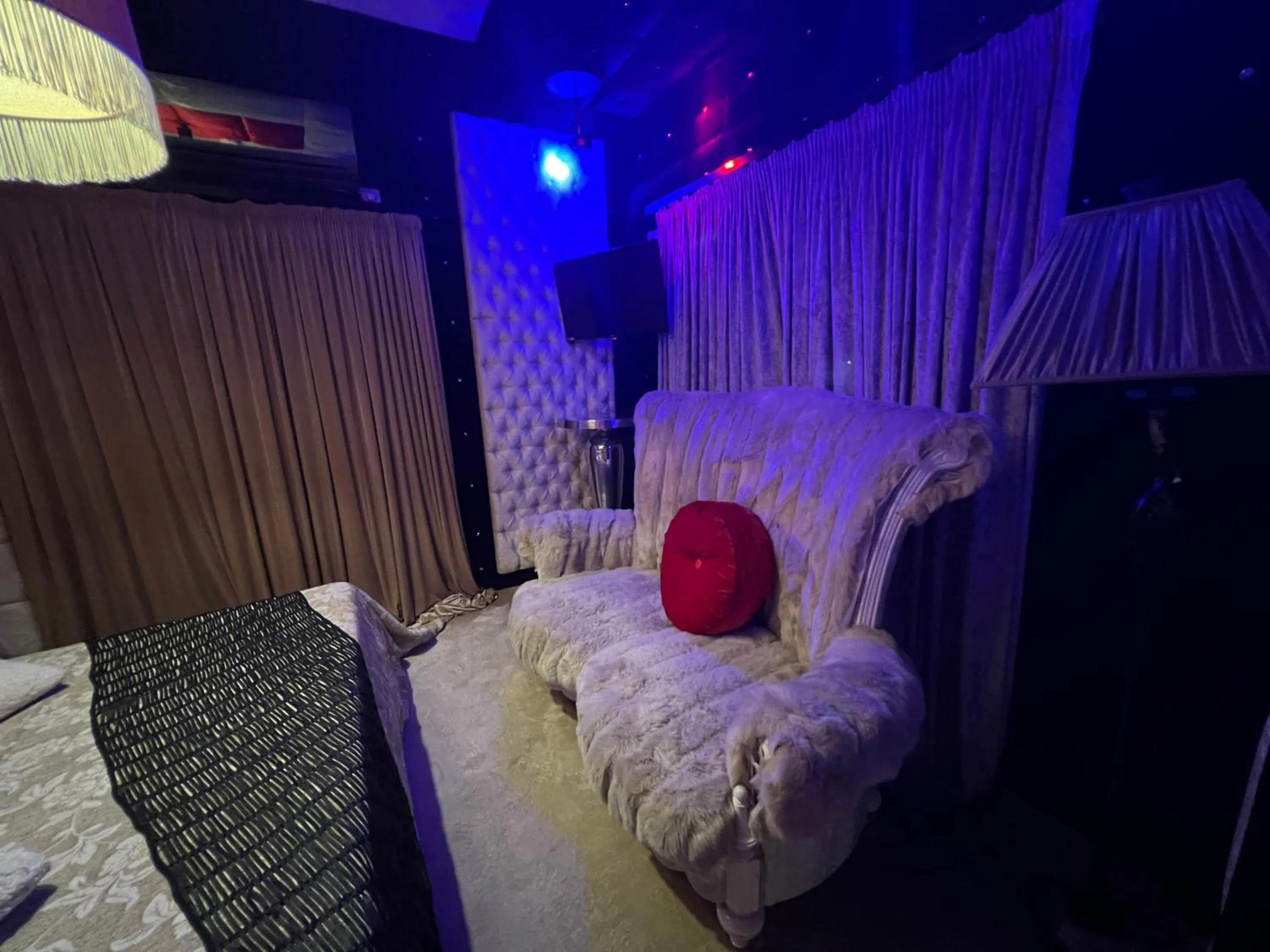 Seating area, Bed in Xcite Hotel Salem