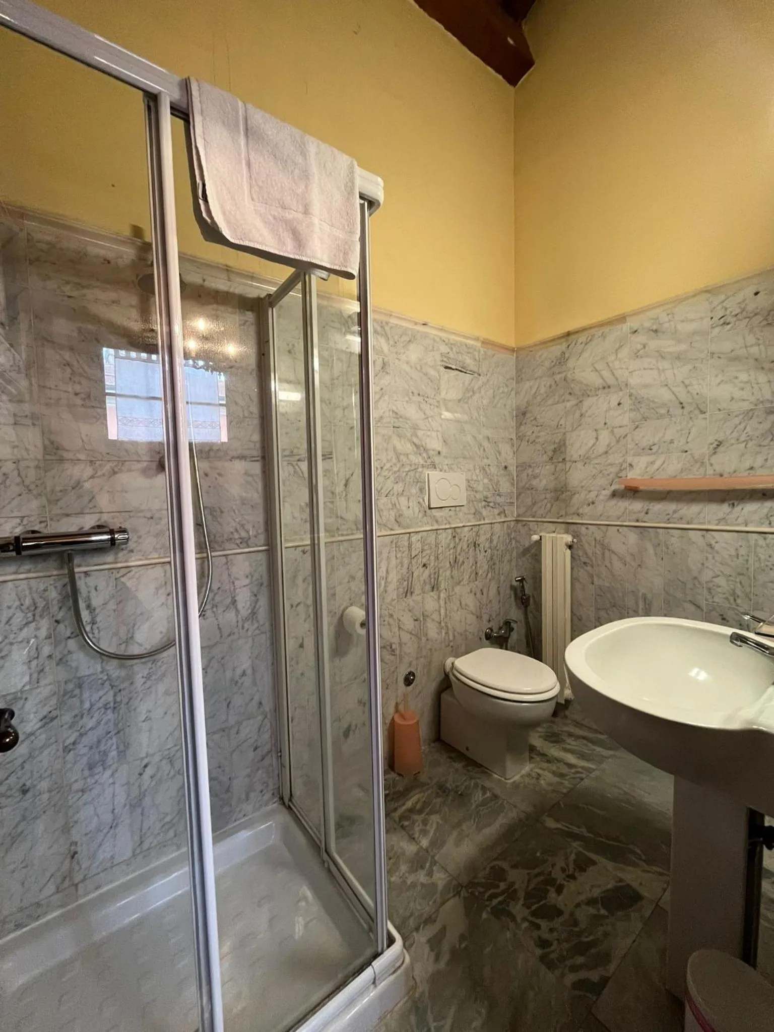 Shower in Hotel Villa Maya