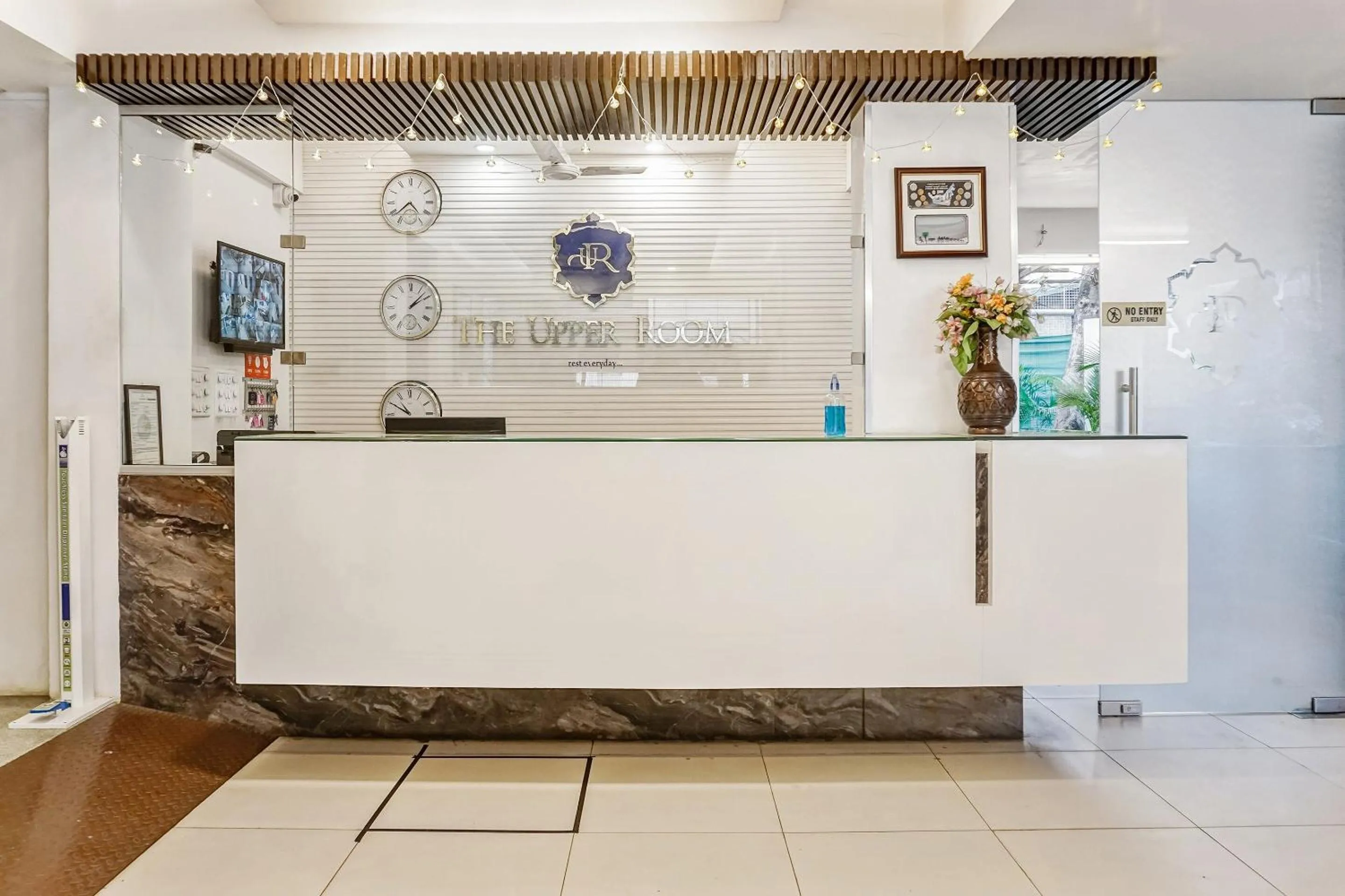 Lobby or reception in Super Townhouse The Upper Room Near Pune Airport